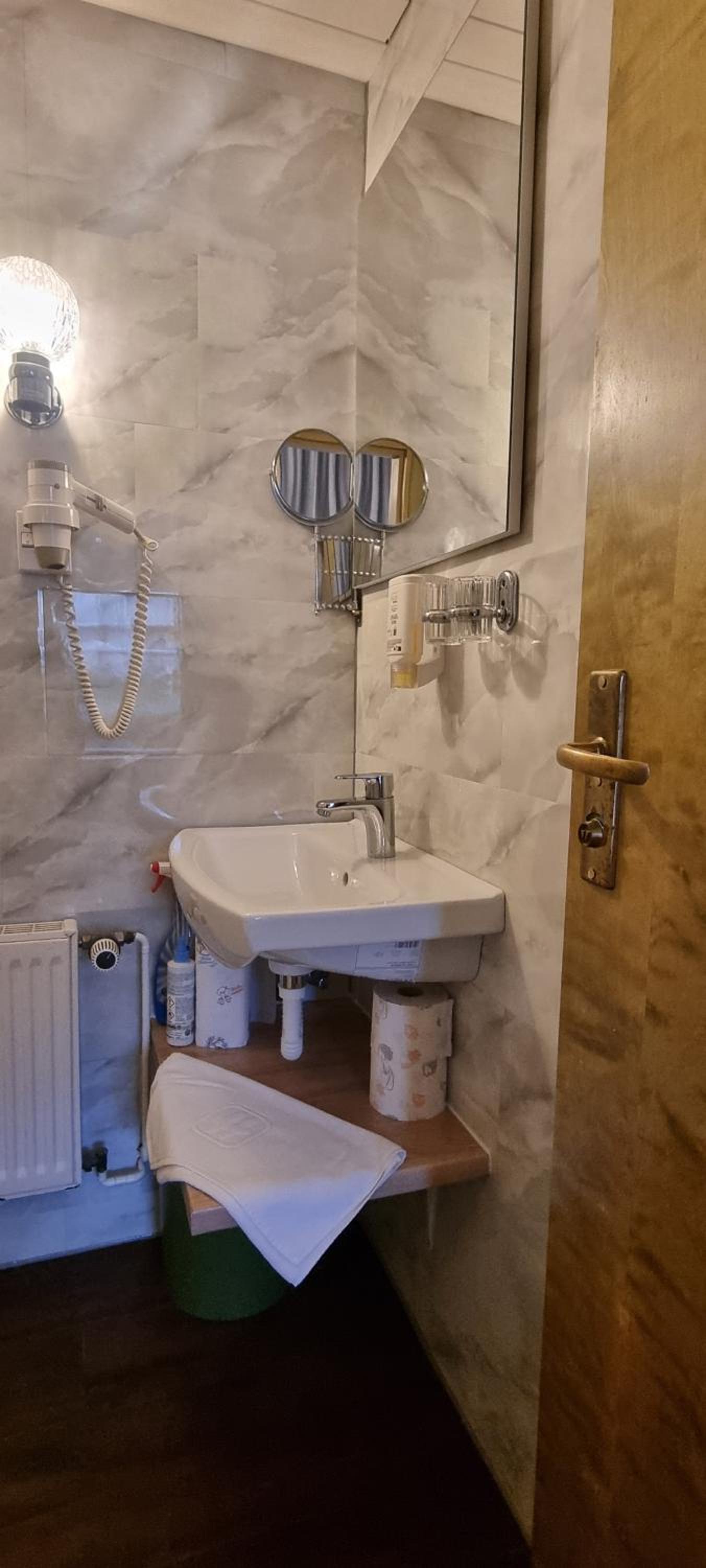 Deluxe Double Room with Shower photo 2