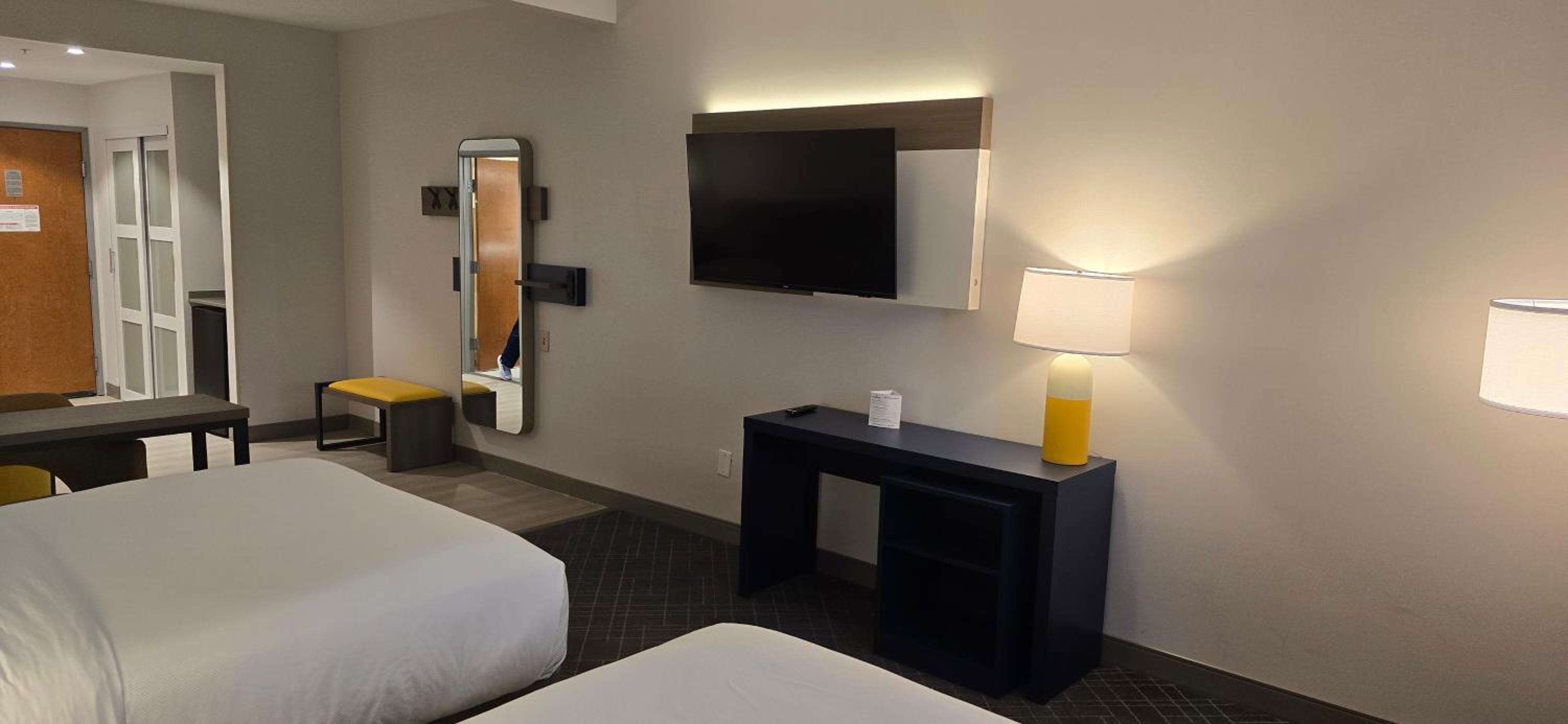 Queen Suite with Two Queen Beds - Accessible/Non-Smoking - Photo 3