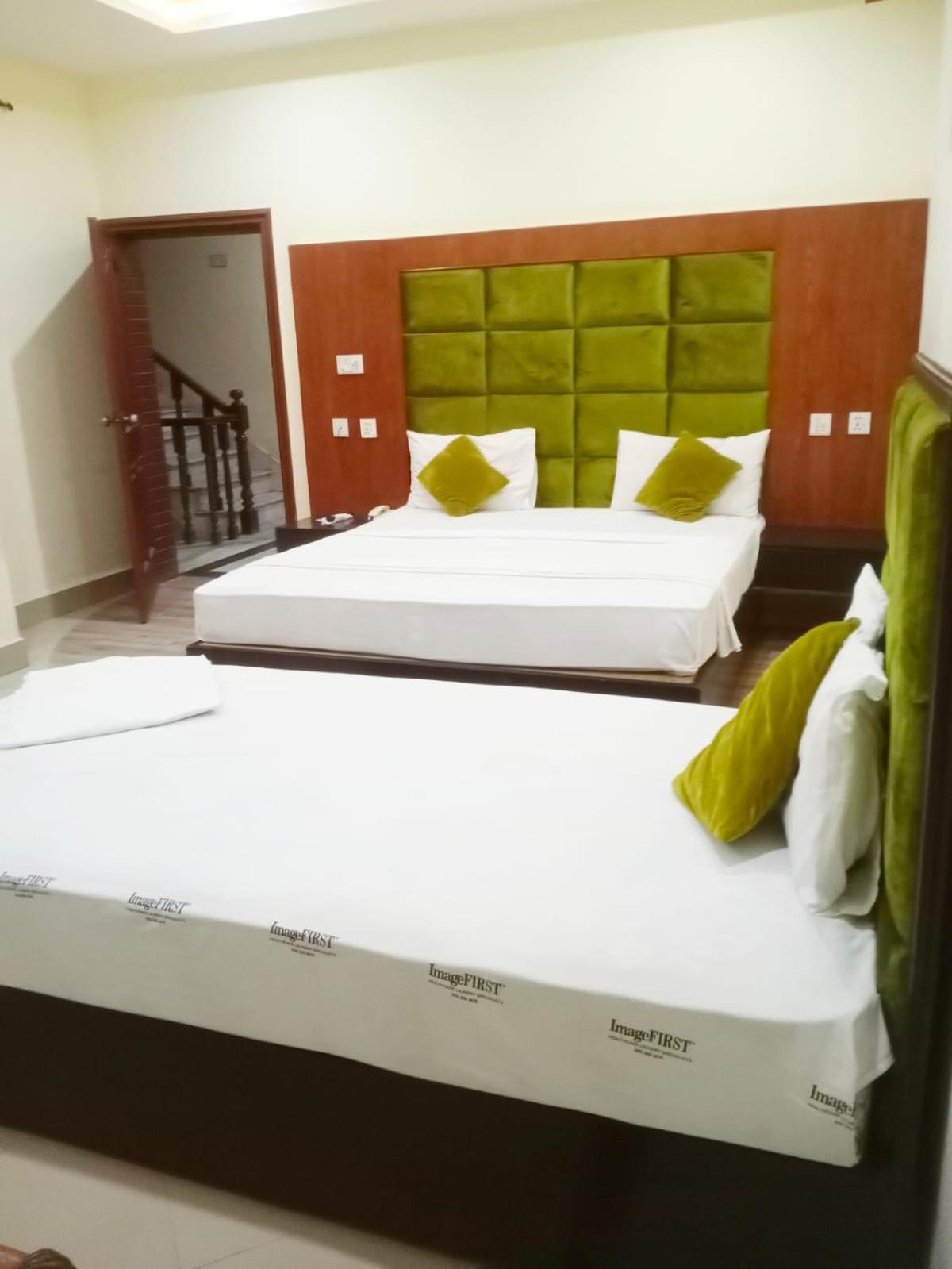 King Room with Two King Beds photo 3