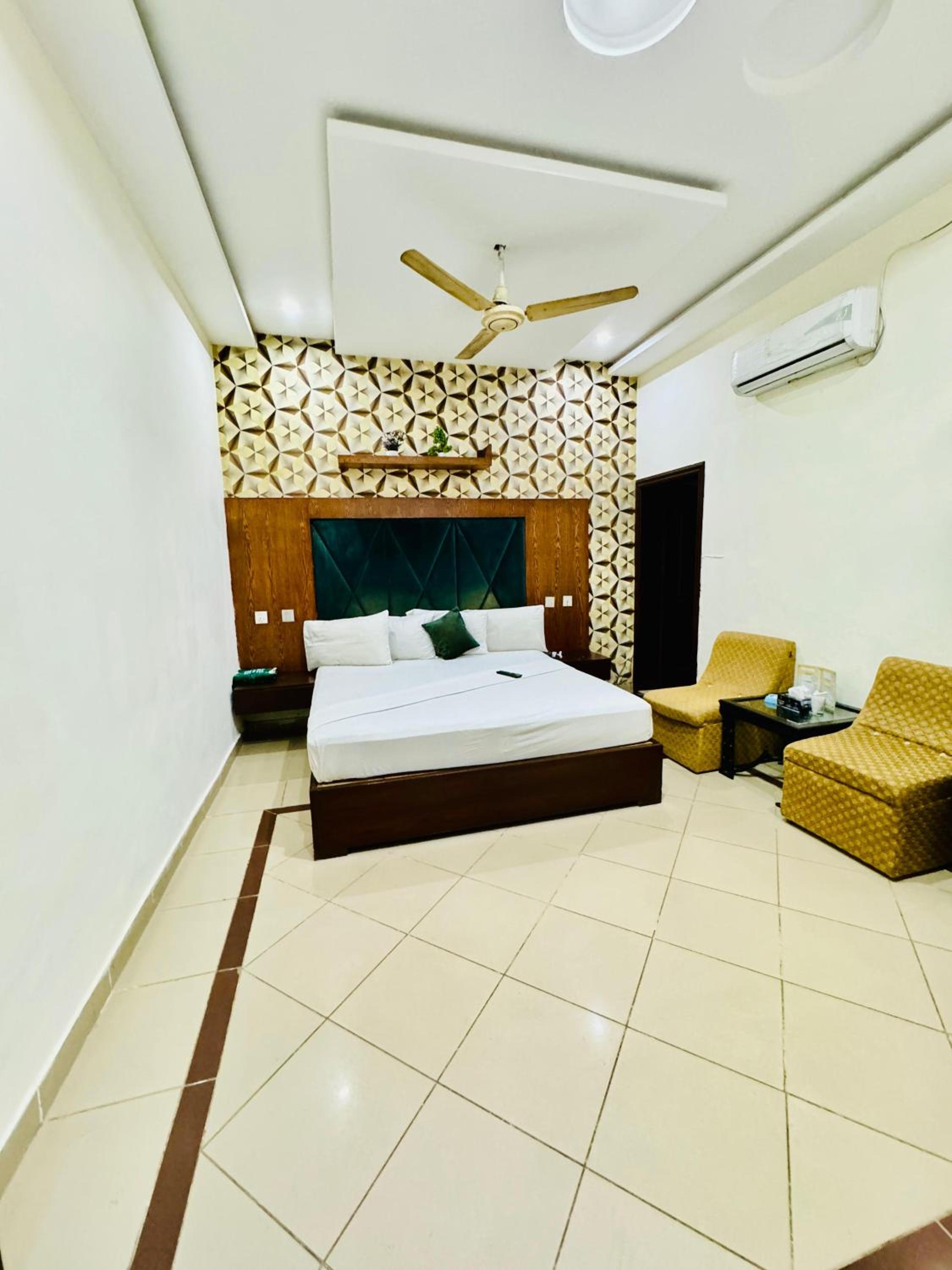 Deluxe King Room photo 2