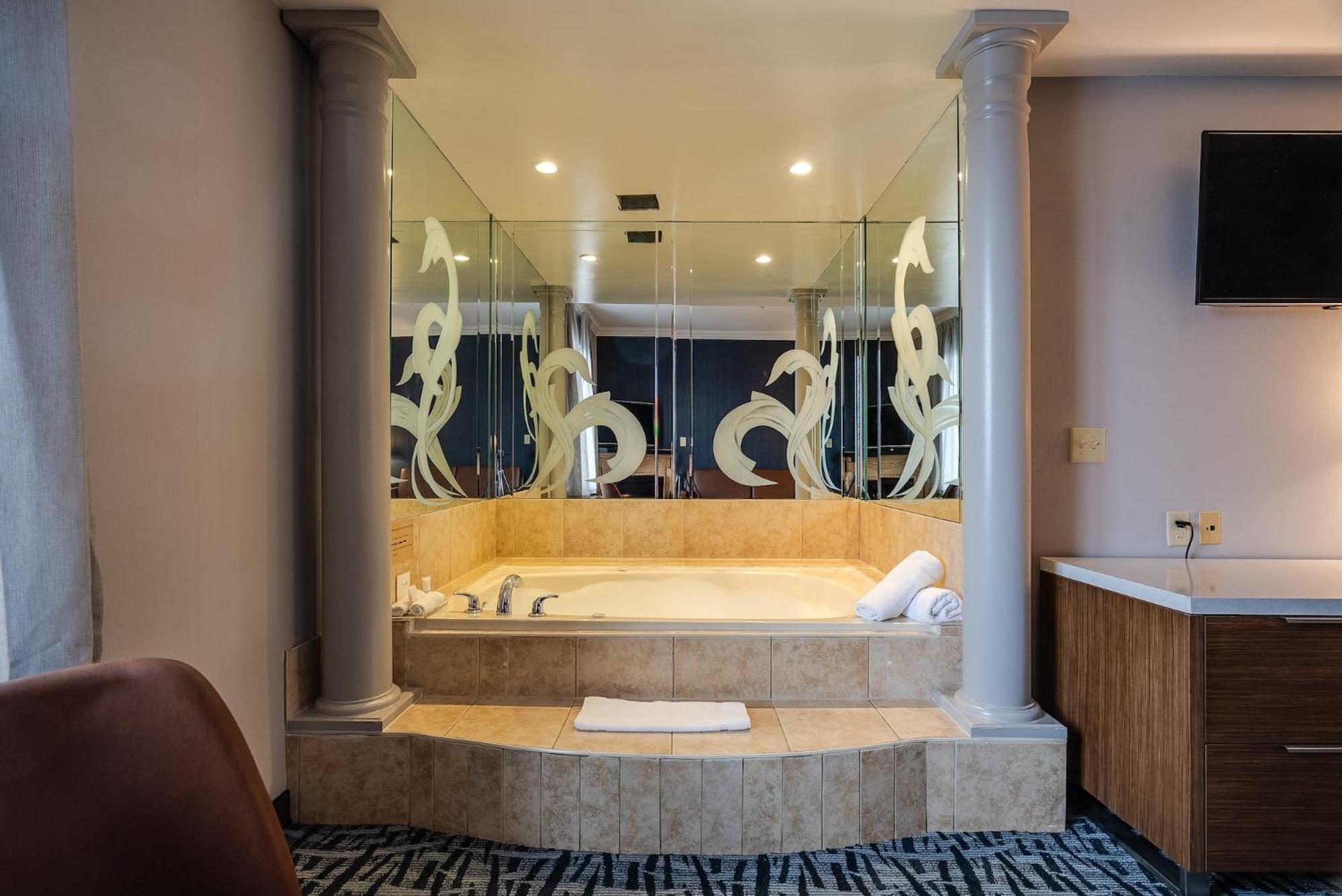 Deluxe Queen Suite photo 1