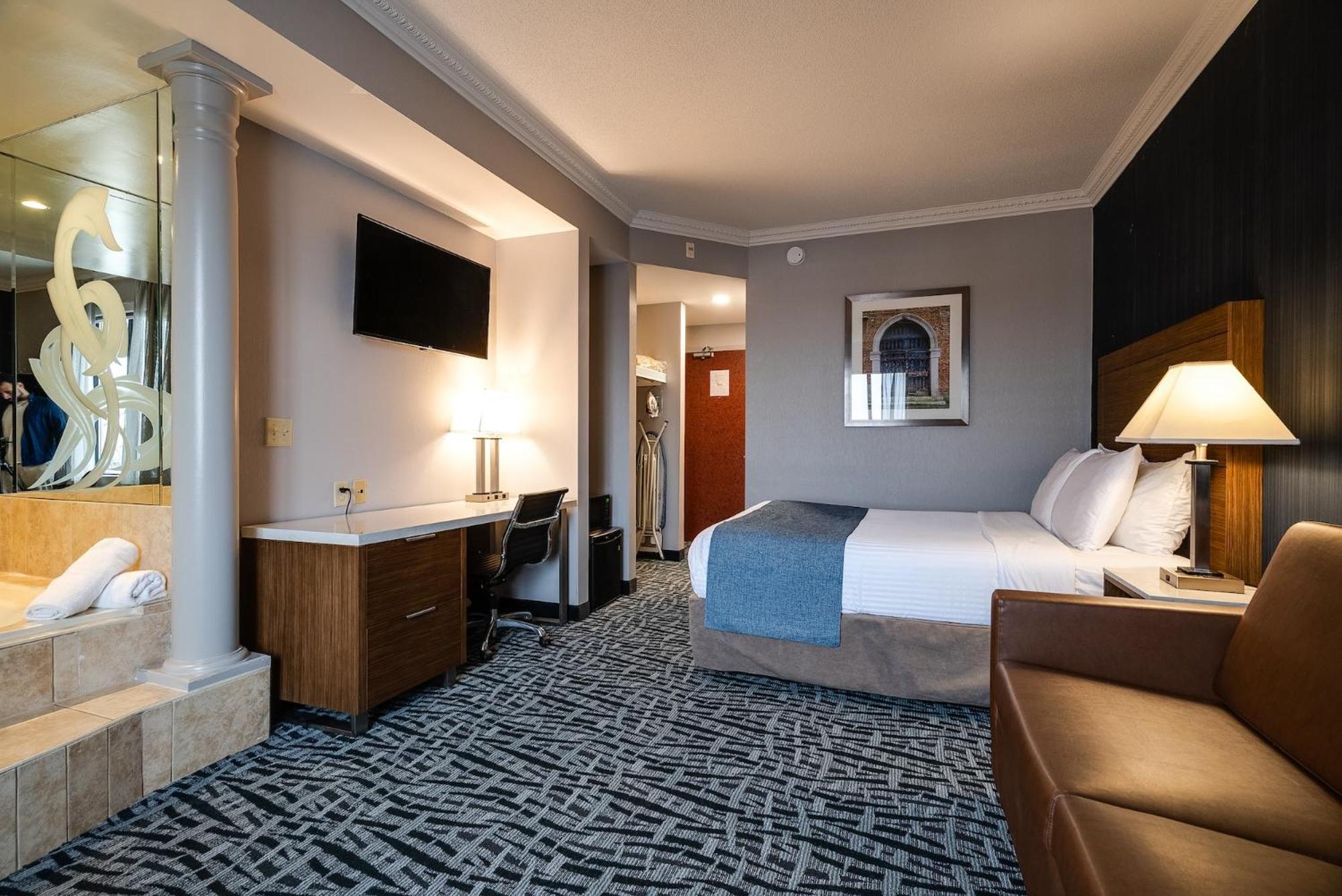 Deluxe Queen Suite photo 2