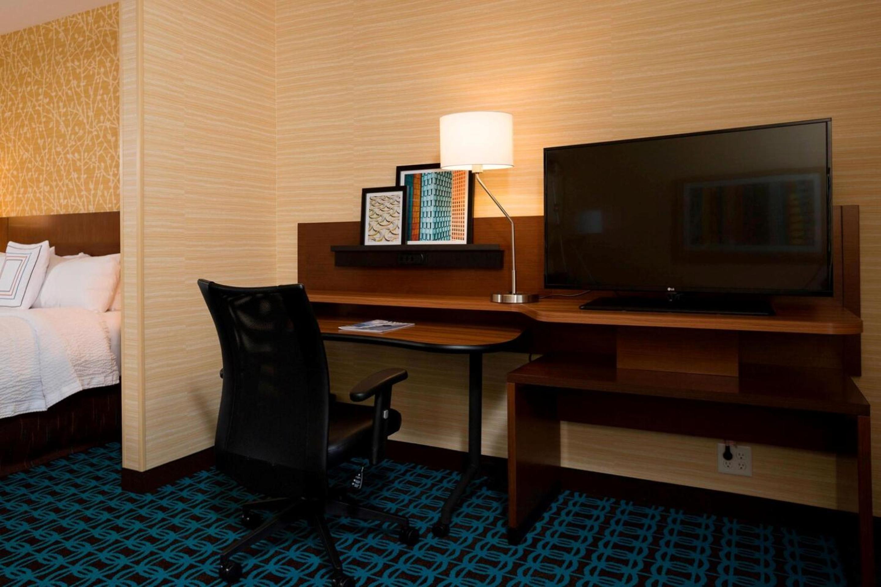 Queen Suite with Sofa Bed and Adapted Tub - Mobility Accessible