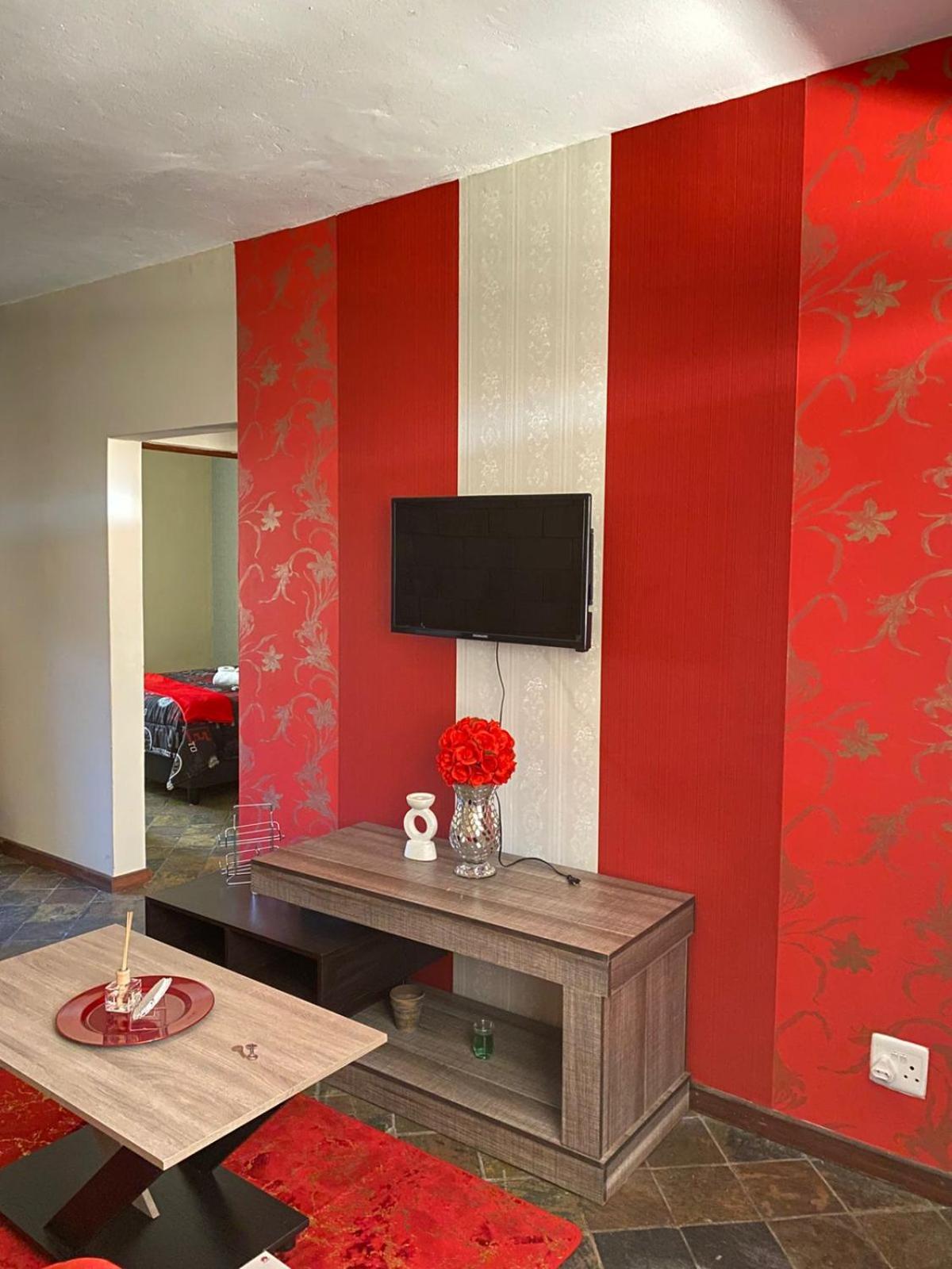 Queen Room photo 2