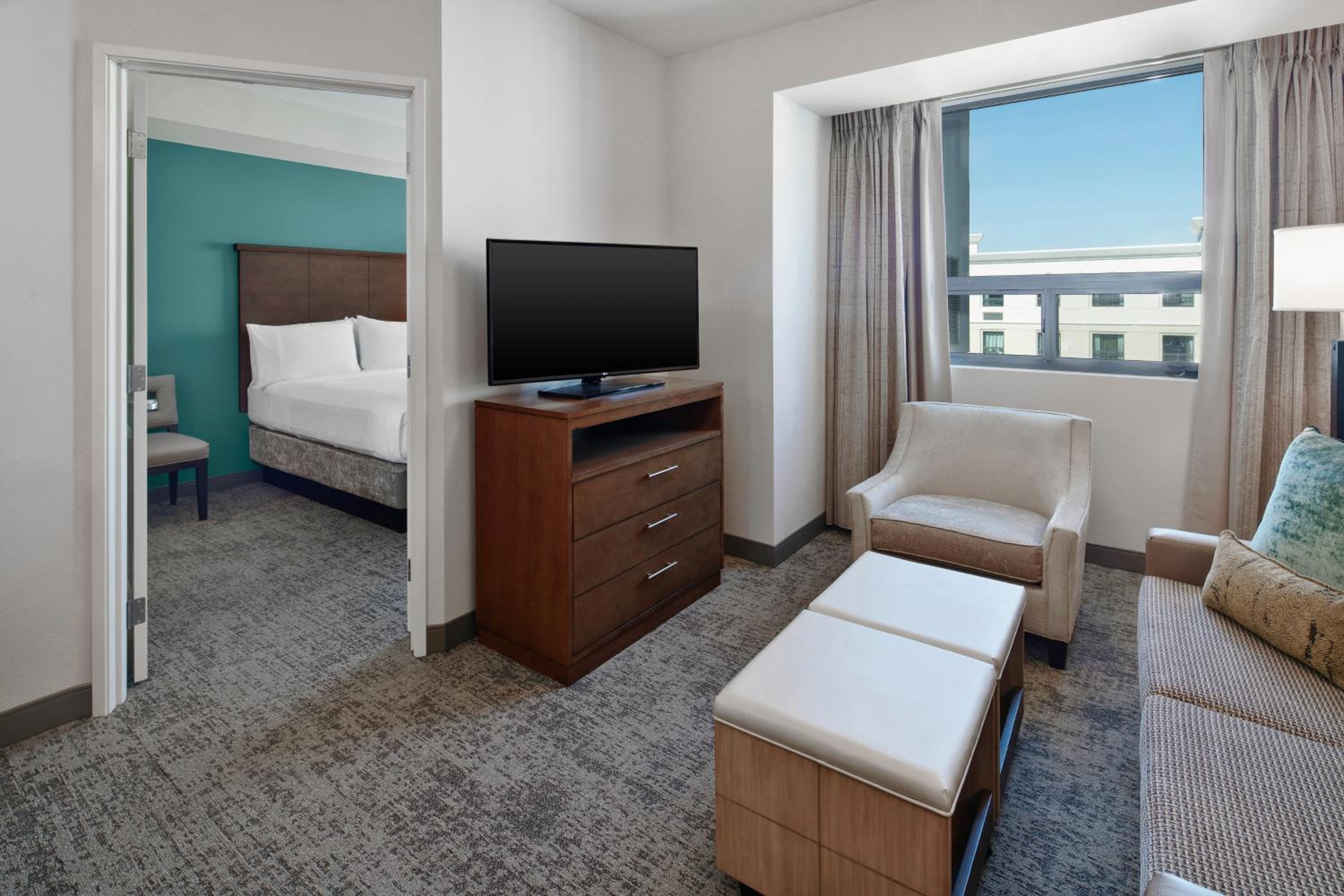 One-Bedroom Queen Suite with City and Mountain View - Photo 4