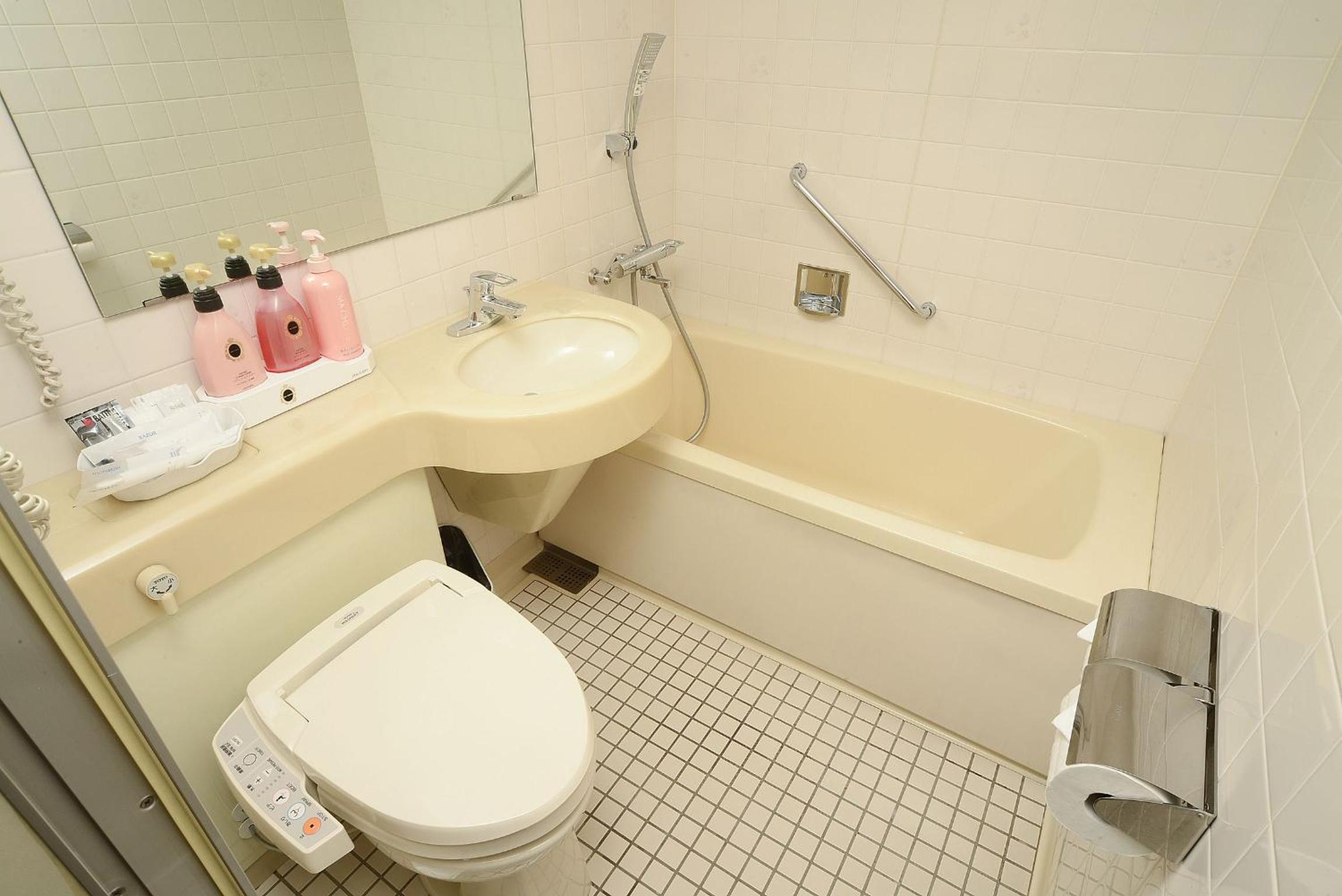 Twin Room with Extra Bed - Non-Smoking photo 3