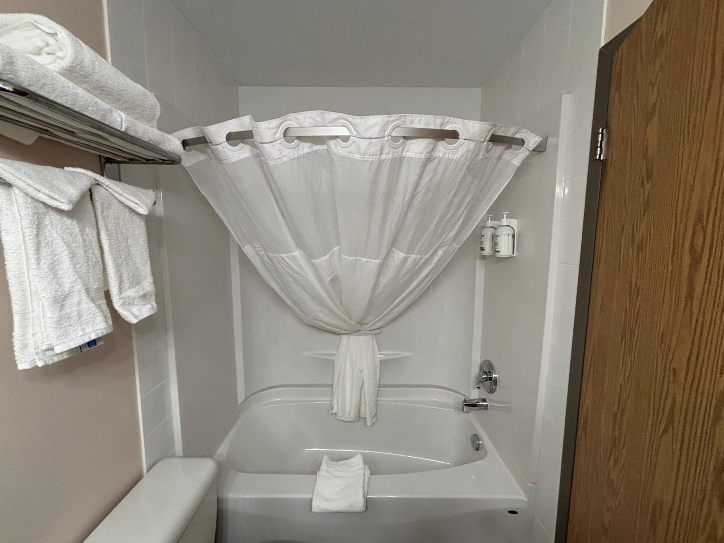 Queen Room with Two Queen Beds - Pet Friendly/Non-Smoking photo 2