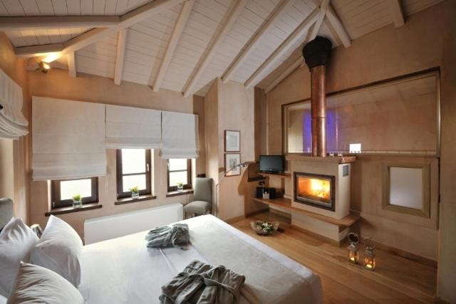 Honeymoon Suite with Indoor Jacuzzi, Fireplace and Panoramic View