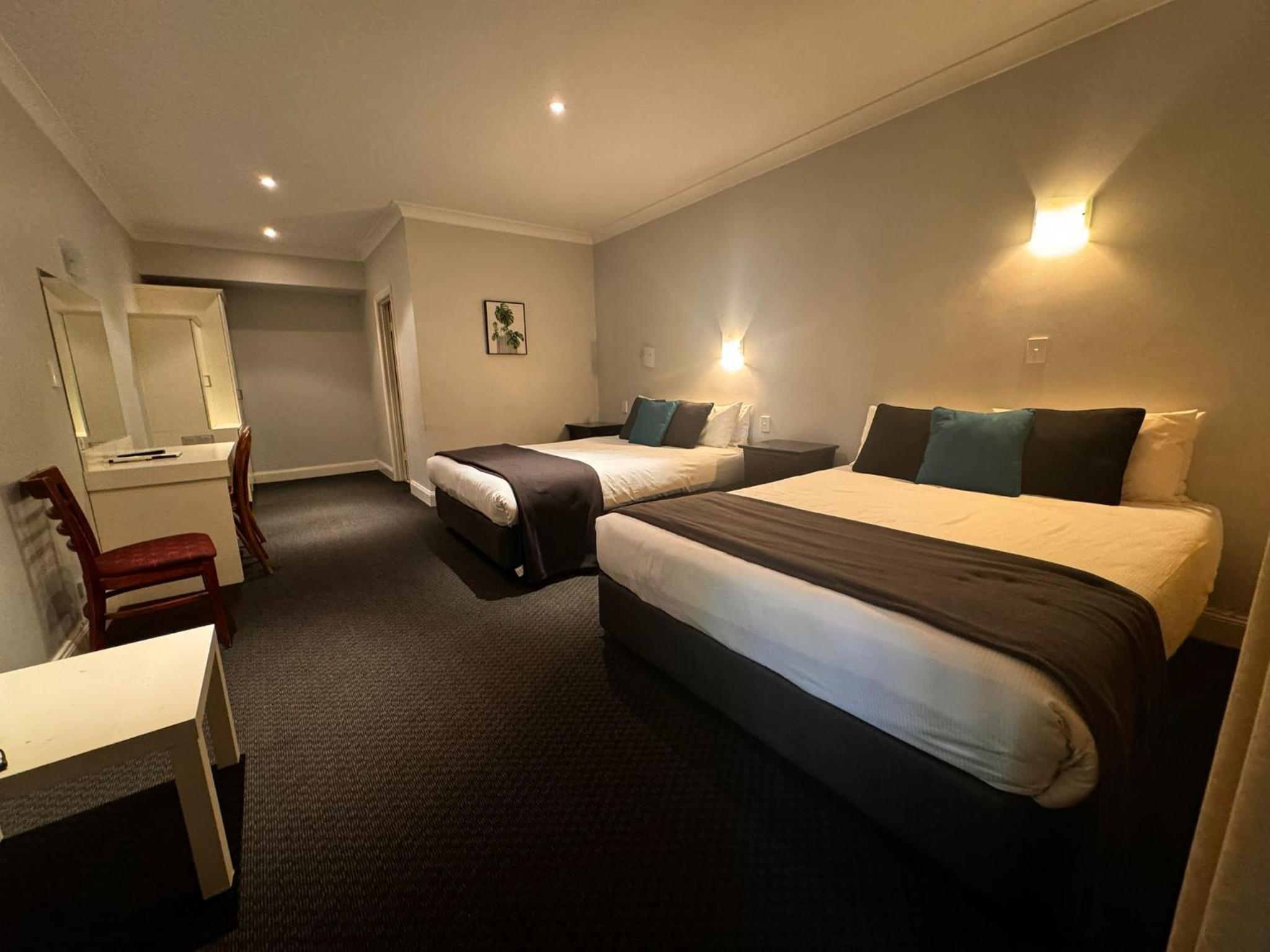 Standard Twin Room - Photo 4