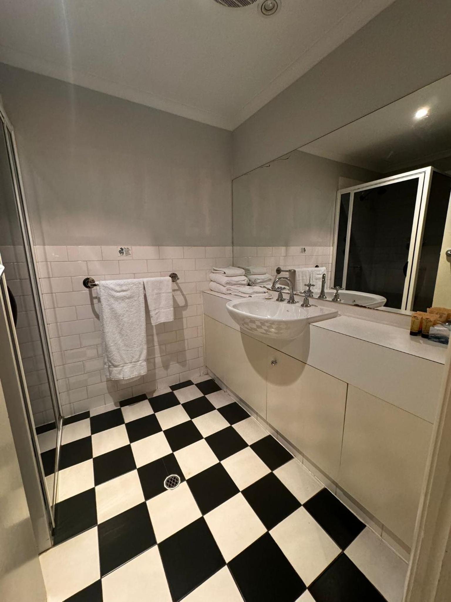 Standard Twin Room - Photo 5