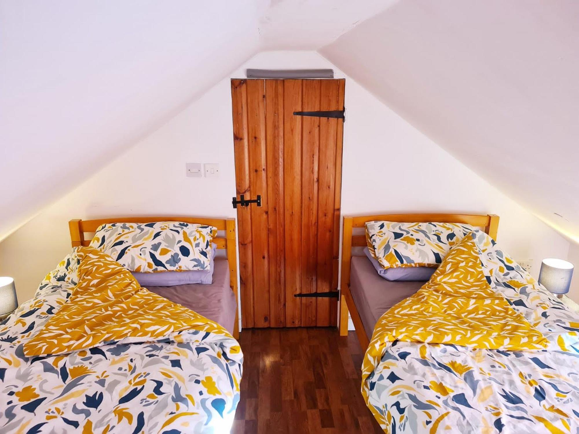 Twin Room with Private Bathroom photo 3