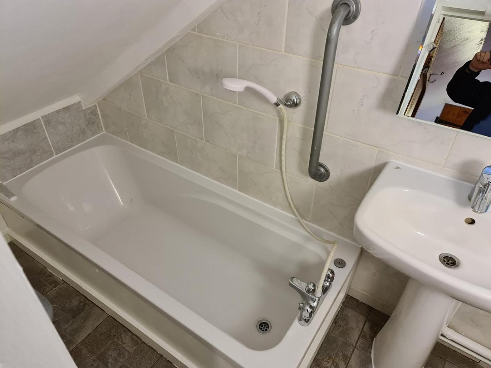 Twin Room with Private Bathroom photo 2