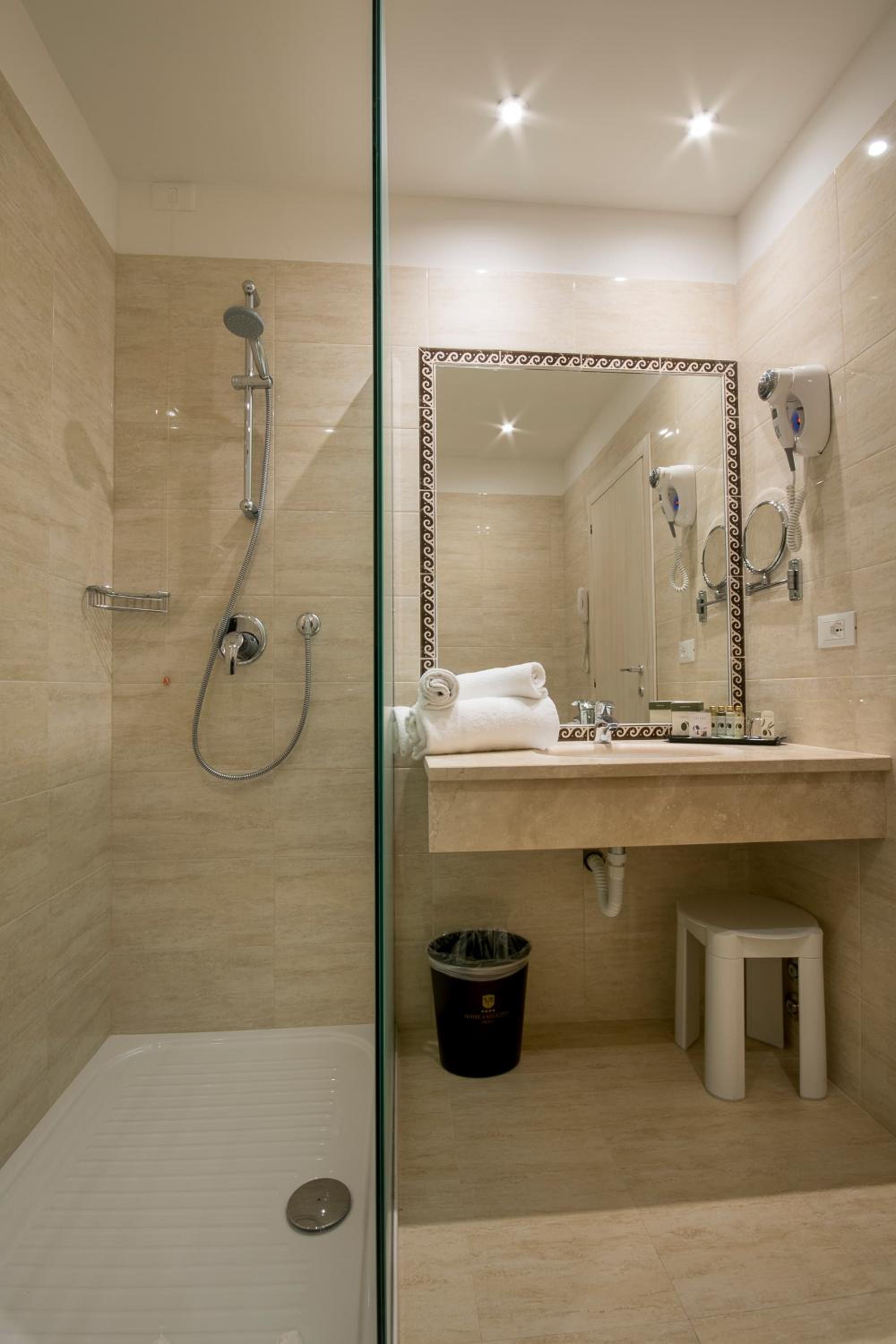 Superior Double or Twin Room - Photo 5