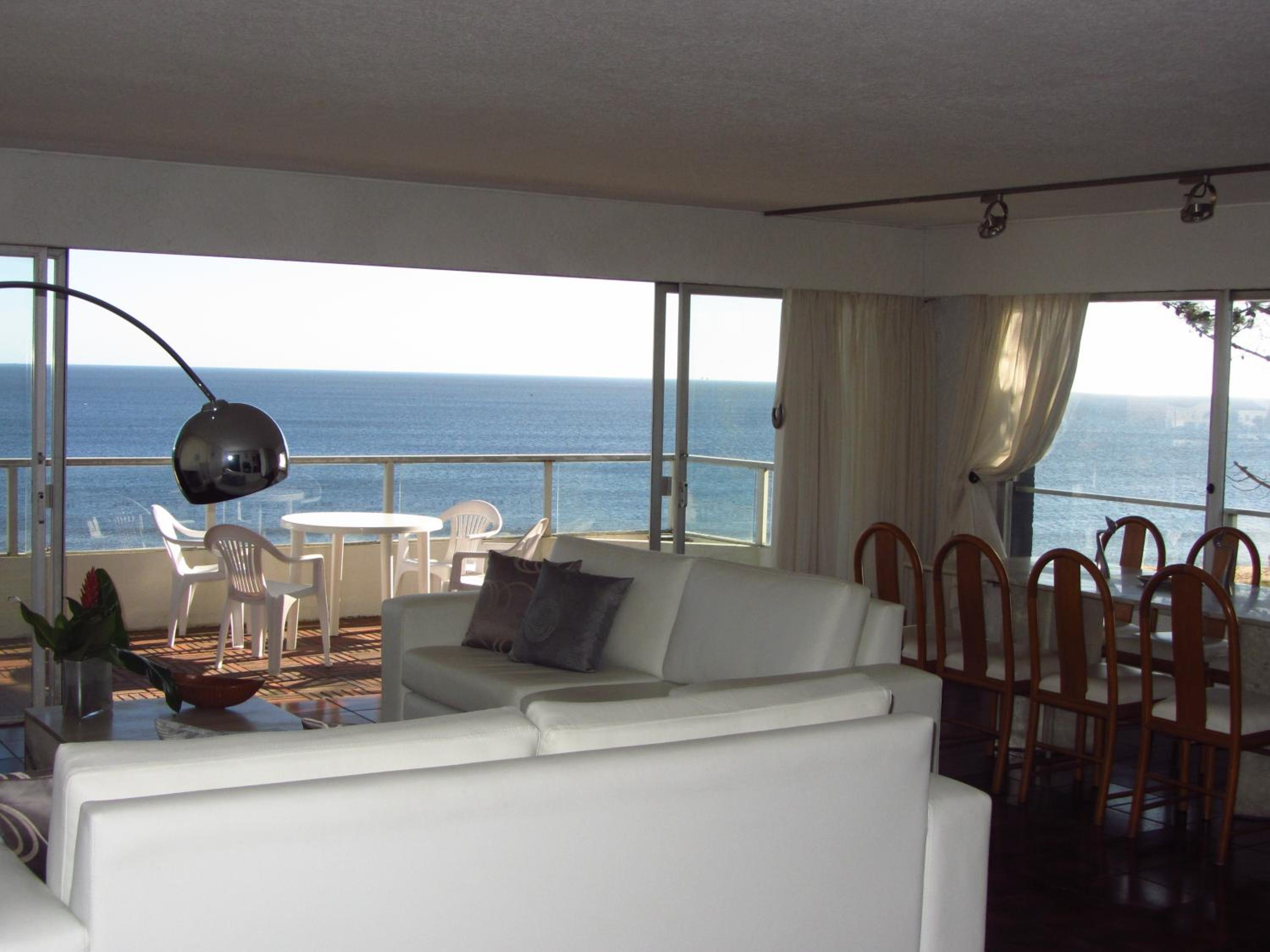 Deluxe Four-Bedroom Apartment with Sea View photo 3