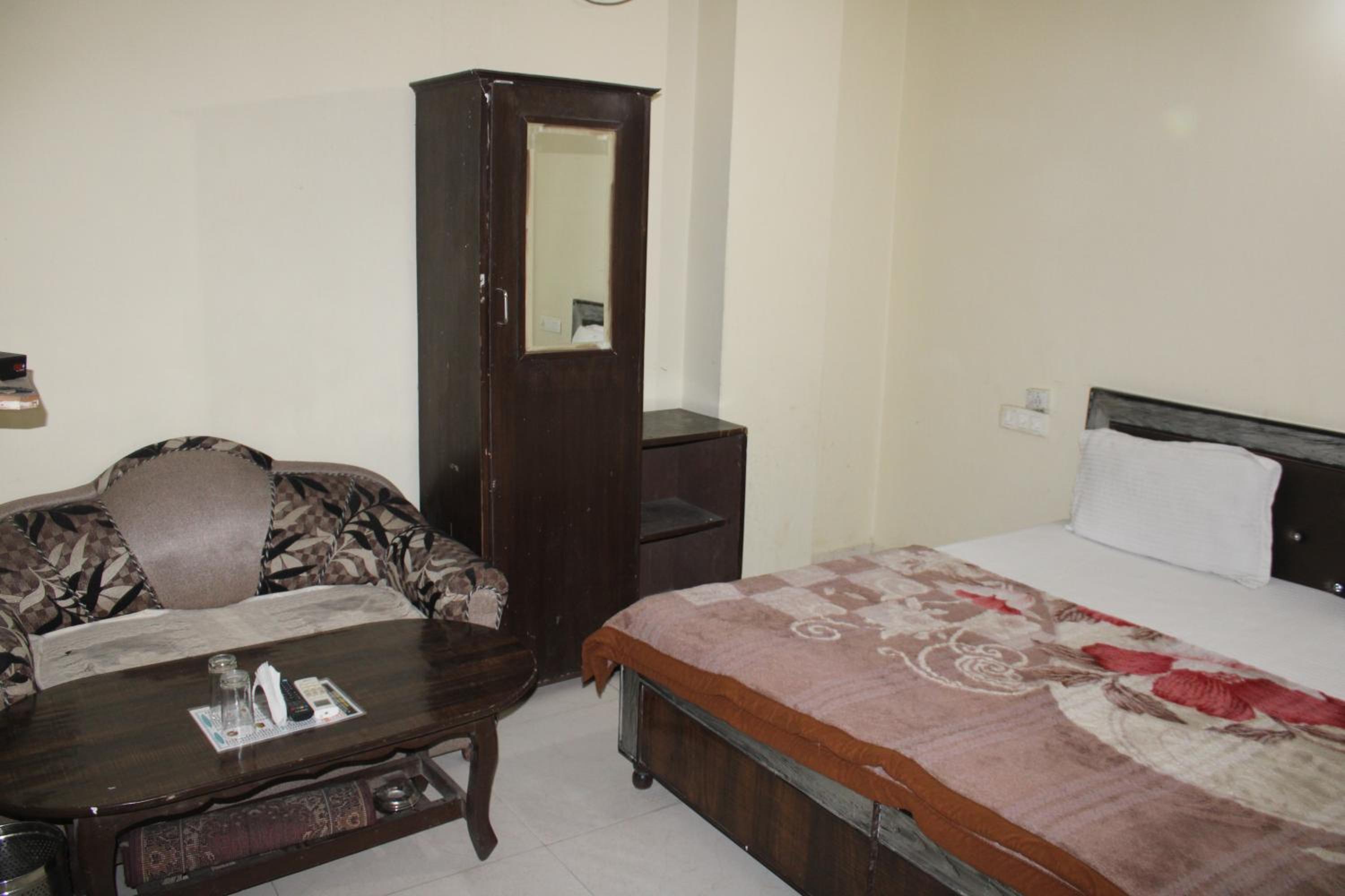 Standard Double Room with Fan - Photo 4