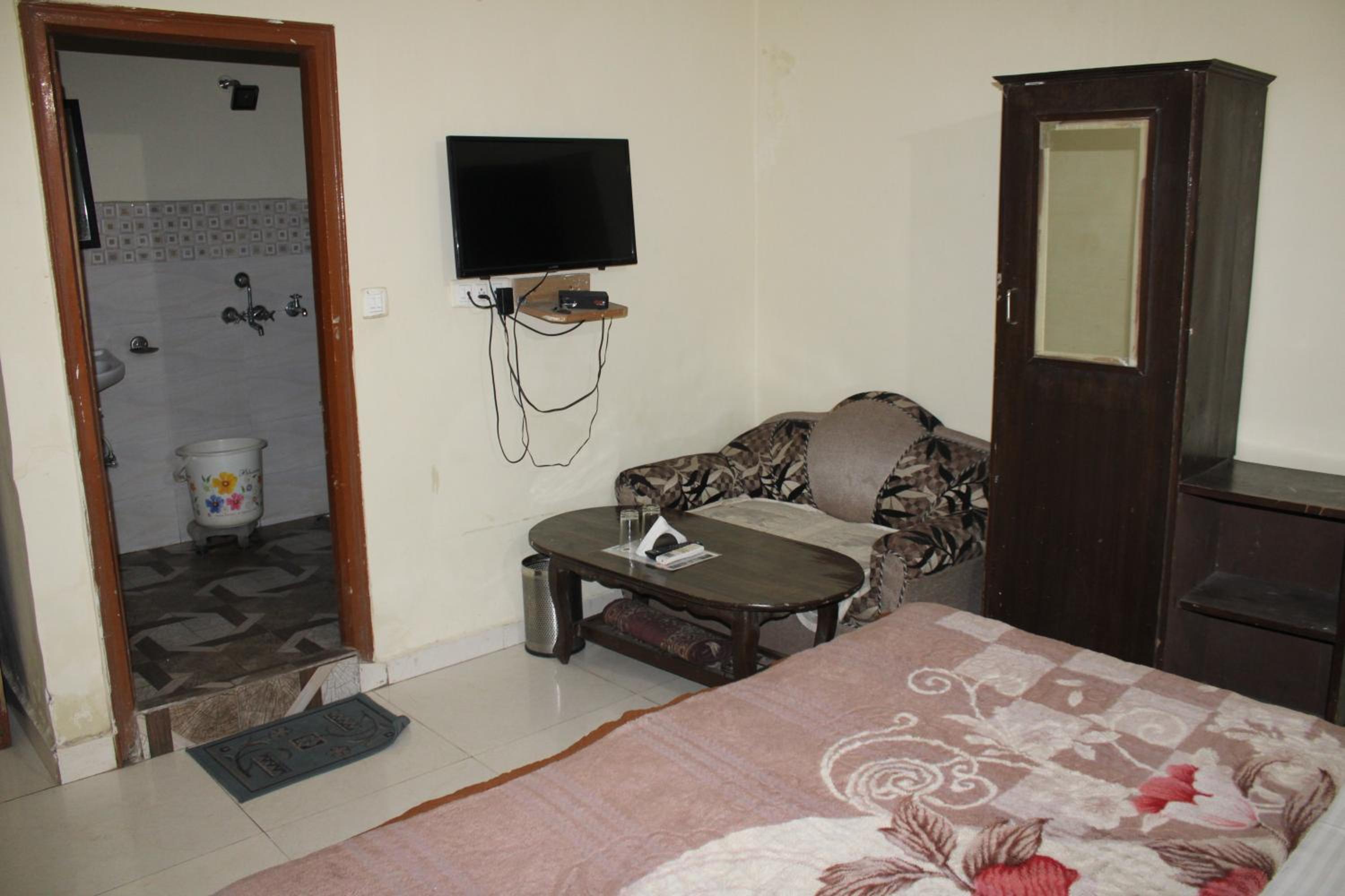 Standard Double Room with Fan - Photo 3