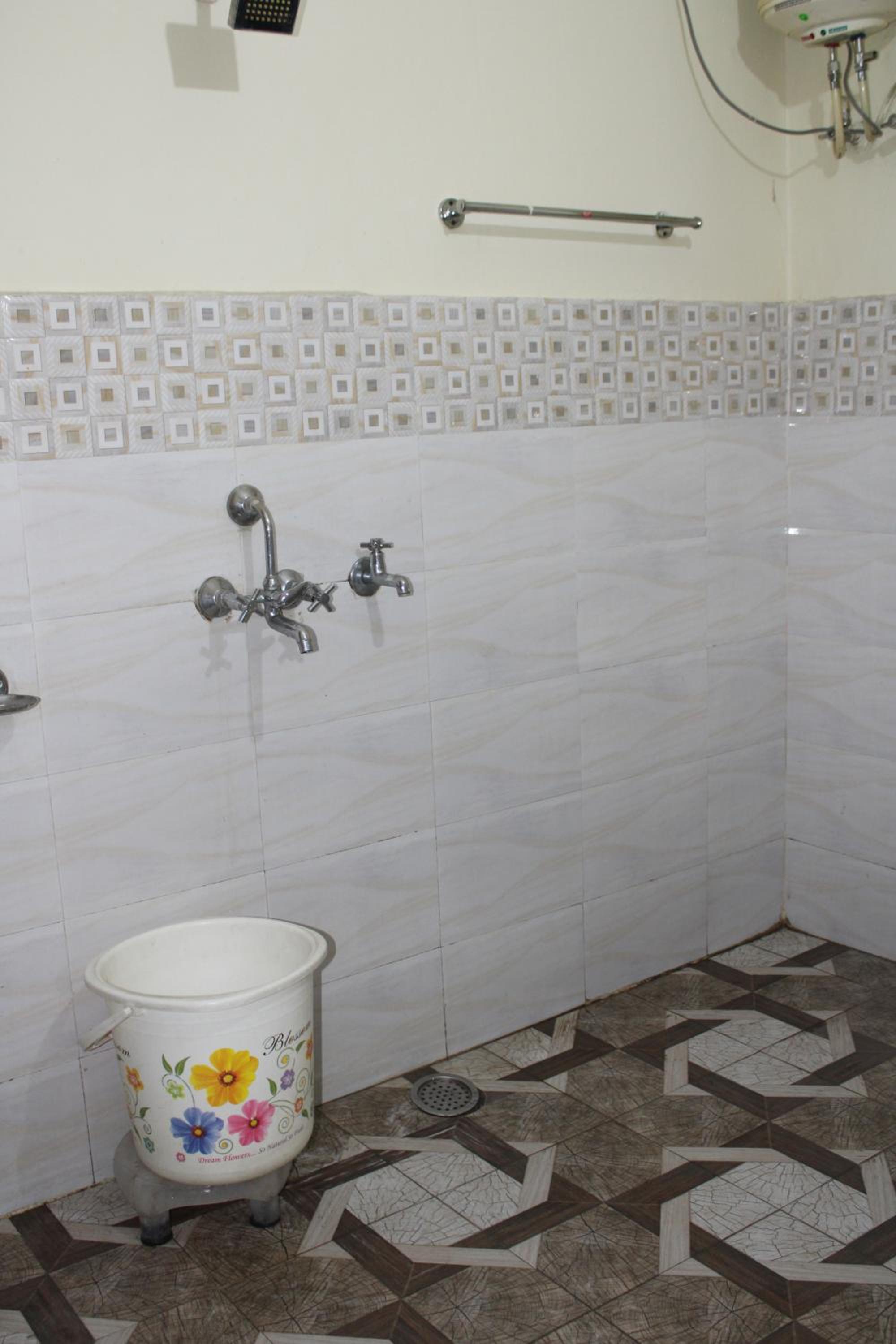 Standard Double Room with Fan - Photo 2