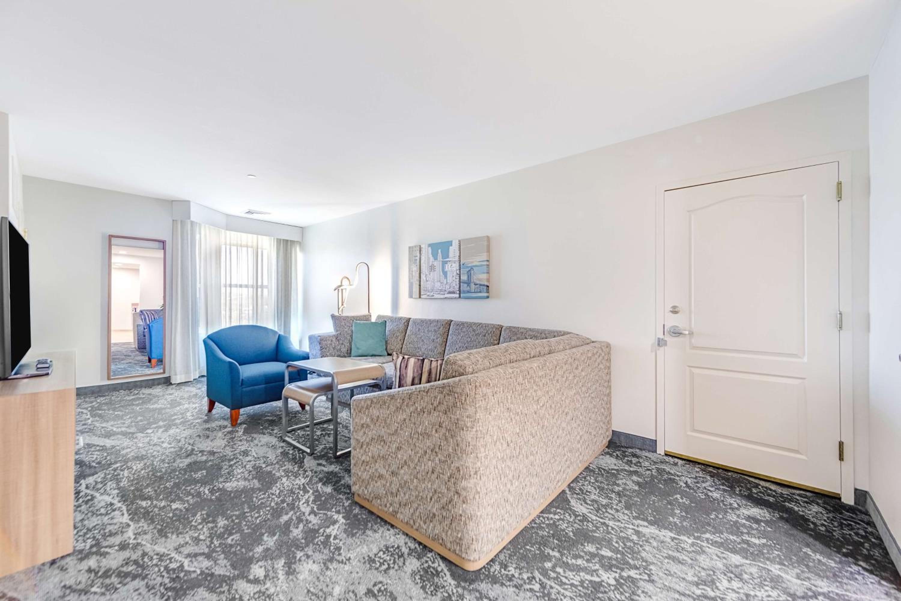 One-Bedroom Suite with Spa Bath - Photo 2