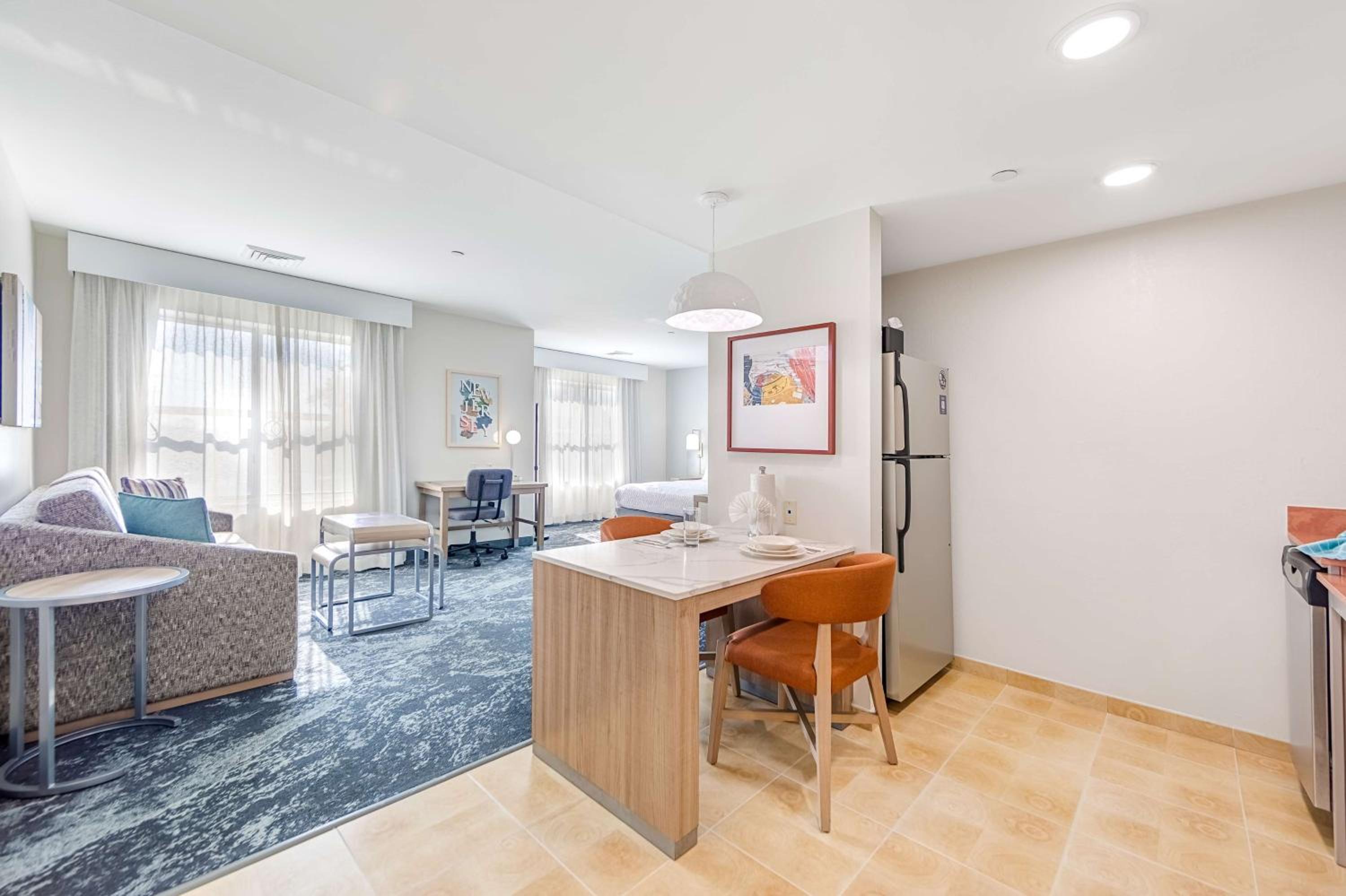 King Studio with Roll-In Shower - Mobility and Hearing Access/Non-Smoking photo 3