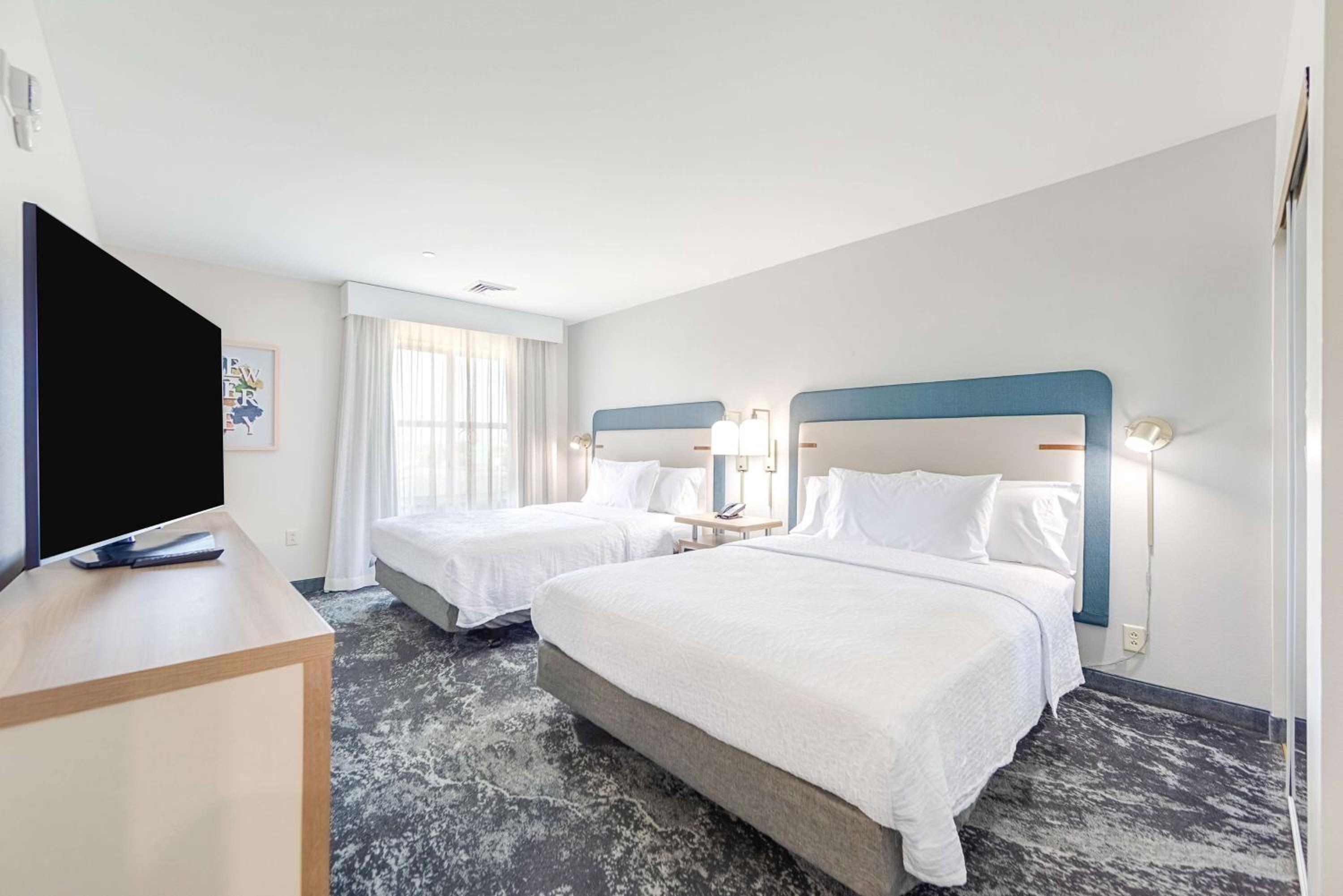 One-Bedroom Queen Suite with Two Queen Beds - Non-Smoking - Photo 4