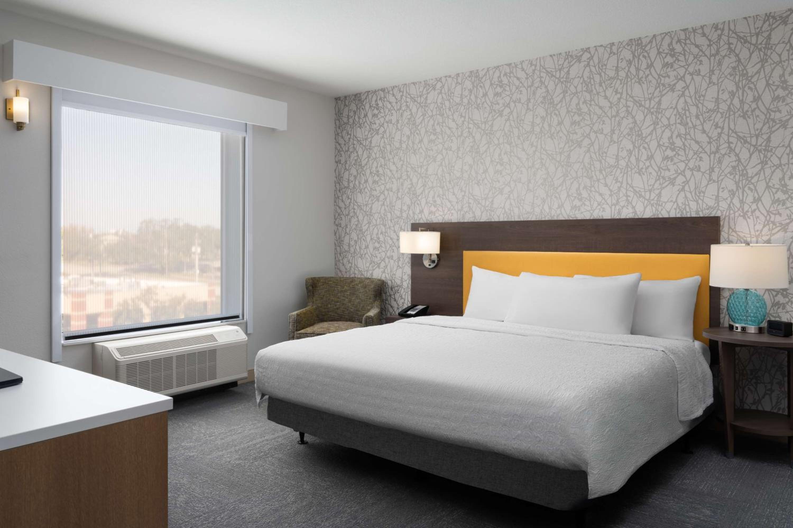 One-Bedroom King Suite with Bath Tub - Mobility Accessible - Photo 2