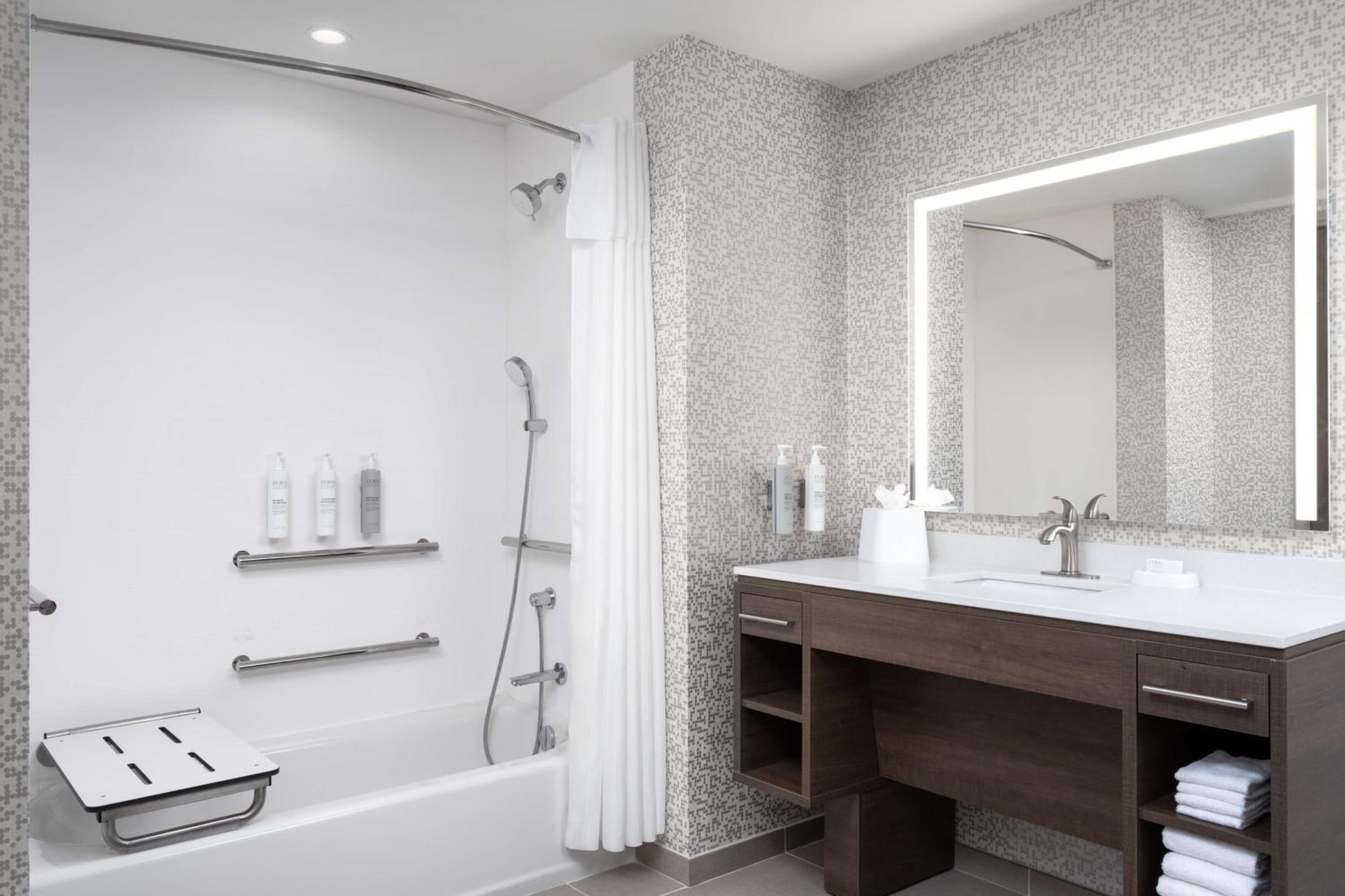 One-Bedroom King Suite with Bath Tub - Mobility Accessible - Photo 3