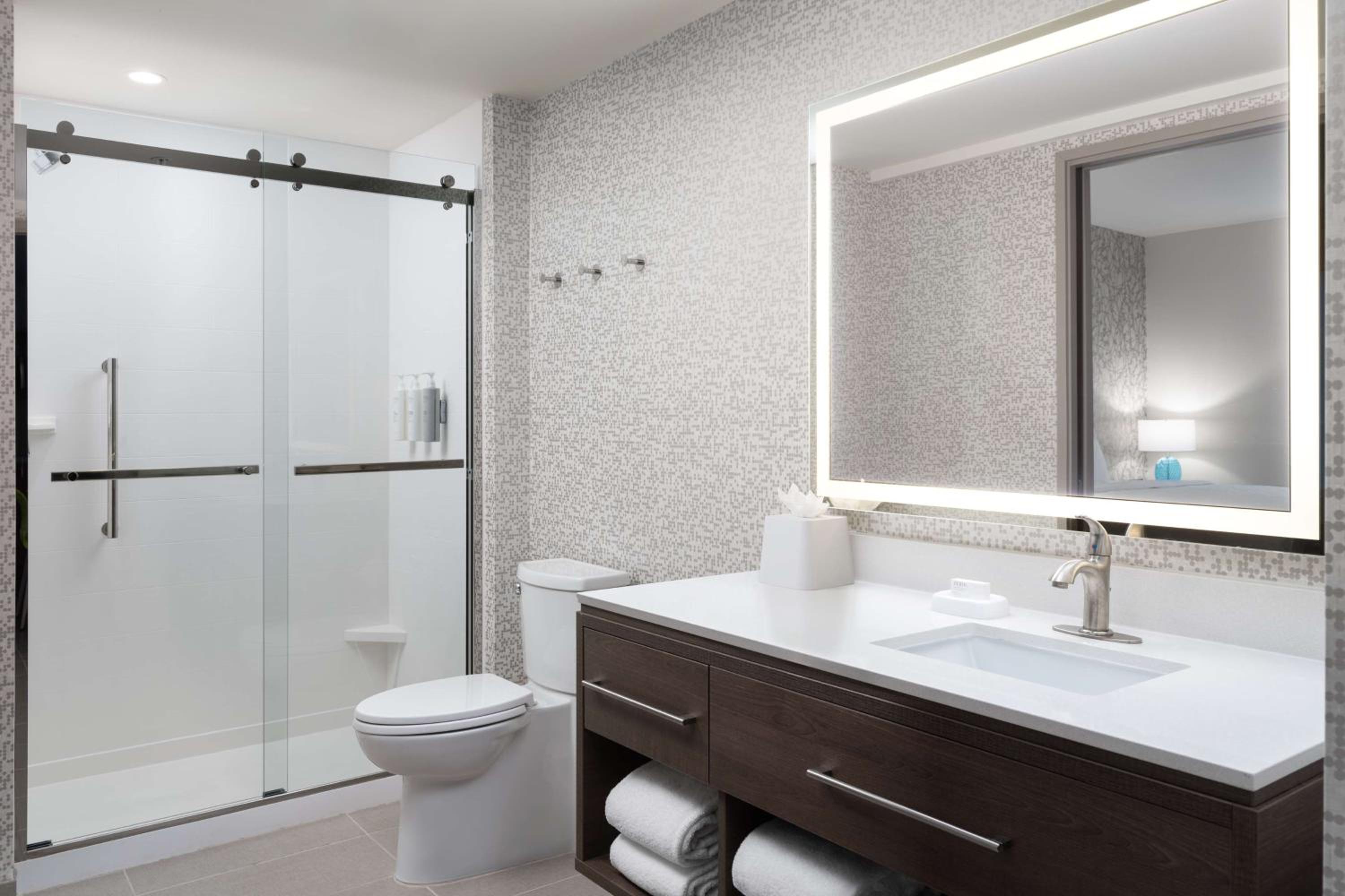 One-Bedroom King Suite - Photo 4
