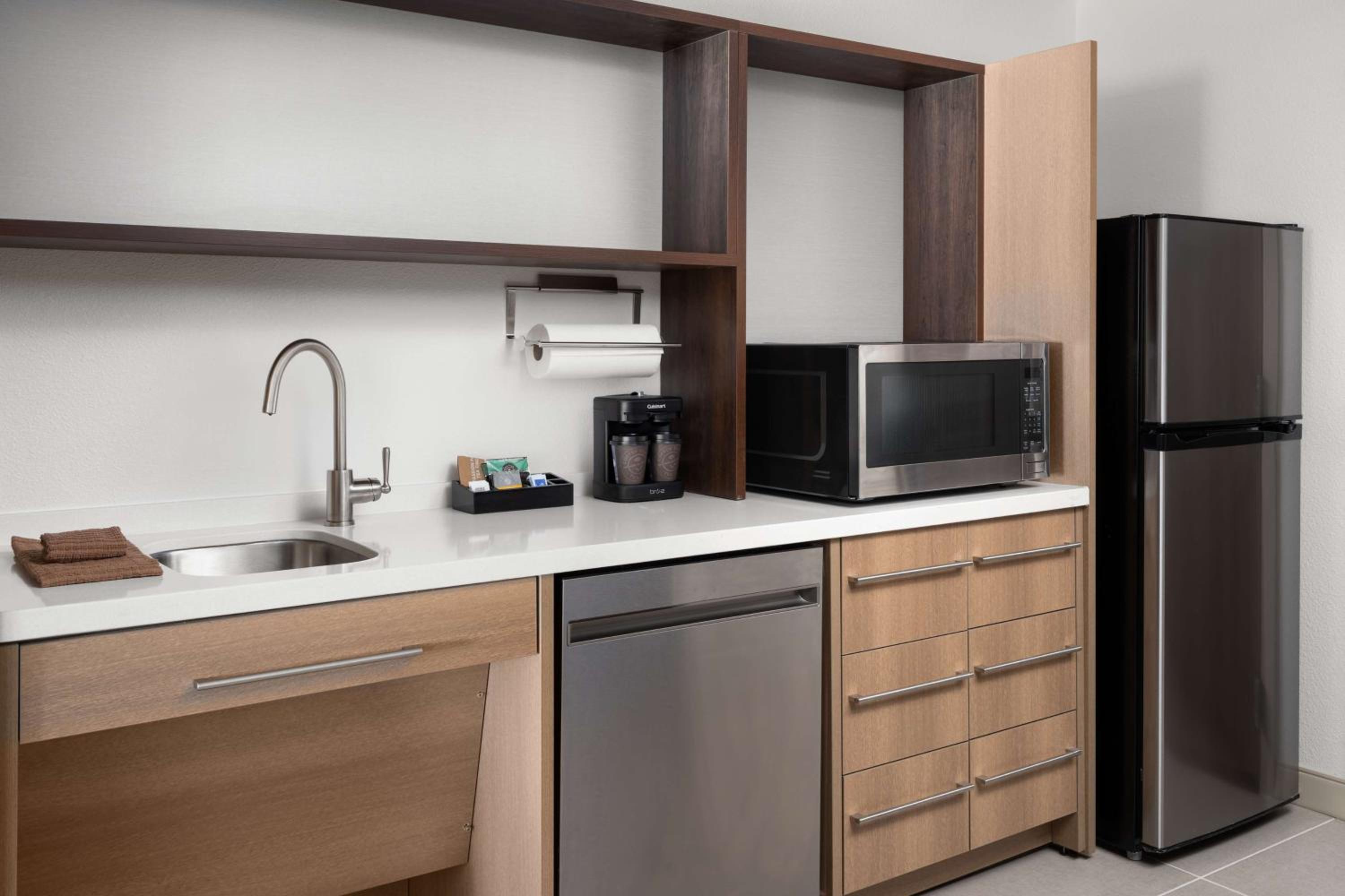 One-Bedroom King Suite with Bath Tub - Mobility Accessible - Photo 4