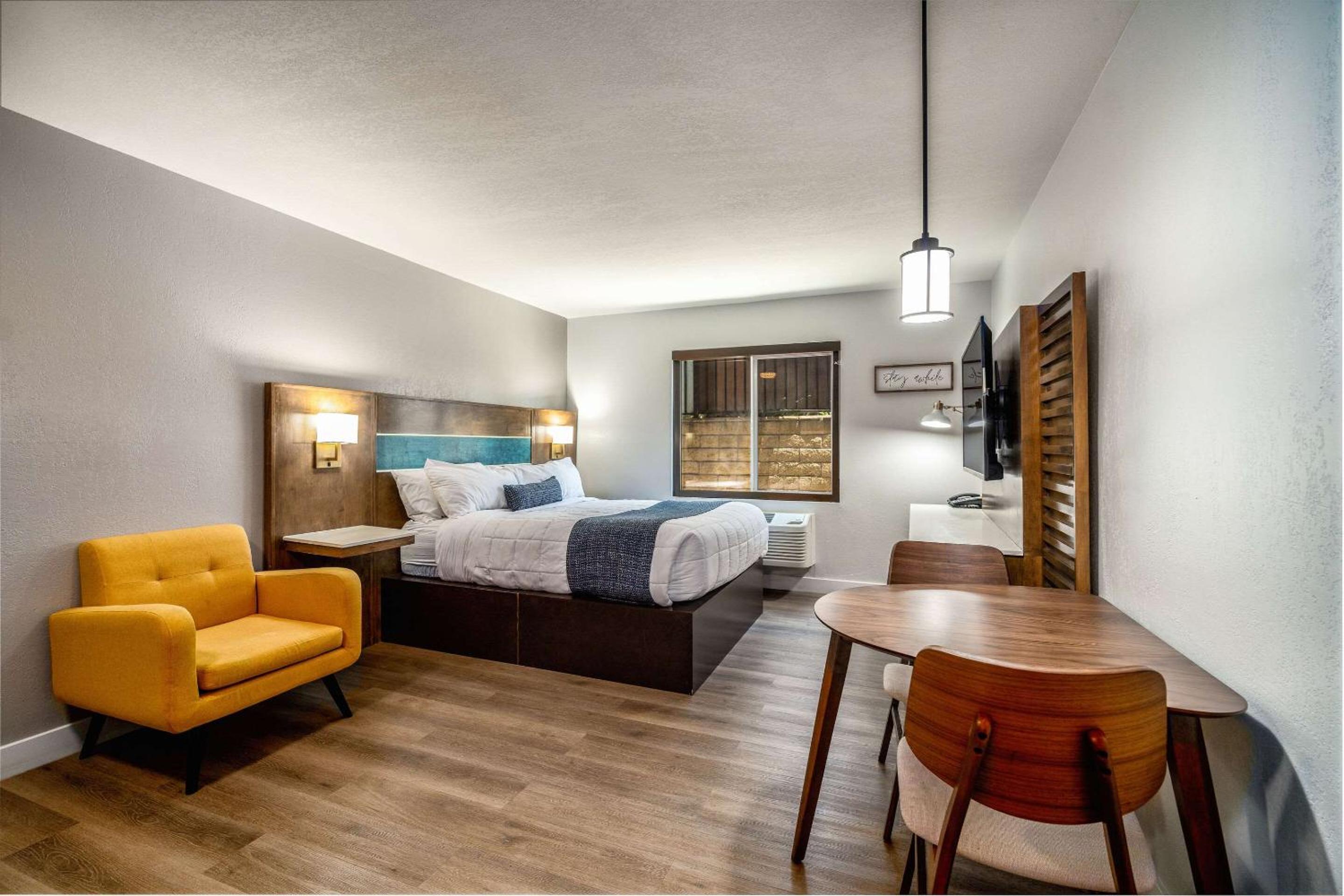 King Suite - Non Smoking/Interior Hall - Photo 3