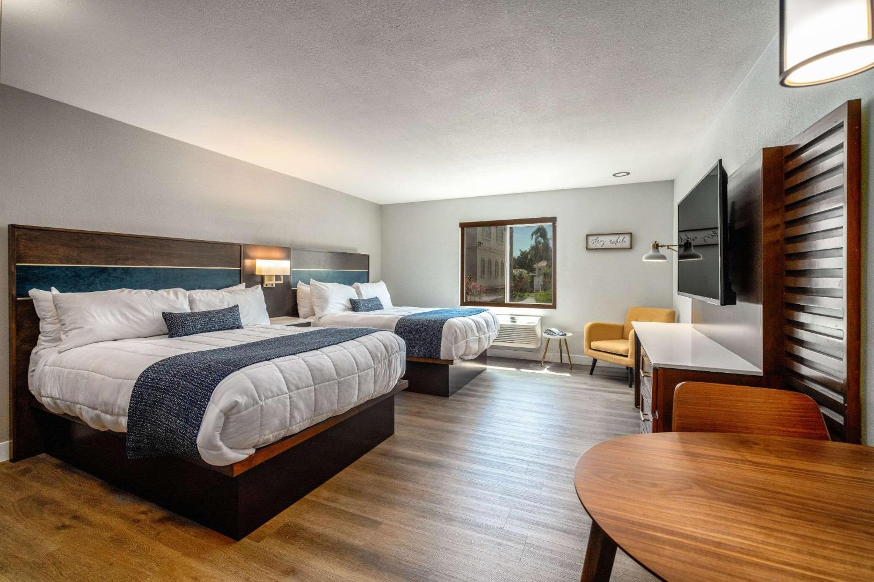 Queen Suite with Two Queen Beds - Non Smoking/Interior Hall - Photo 4