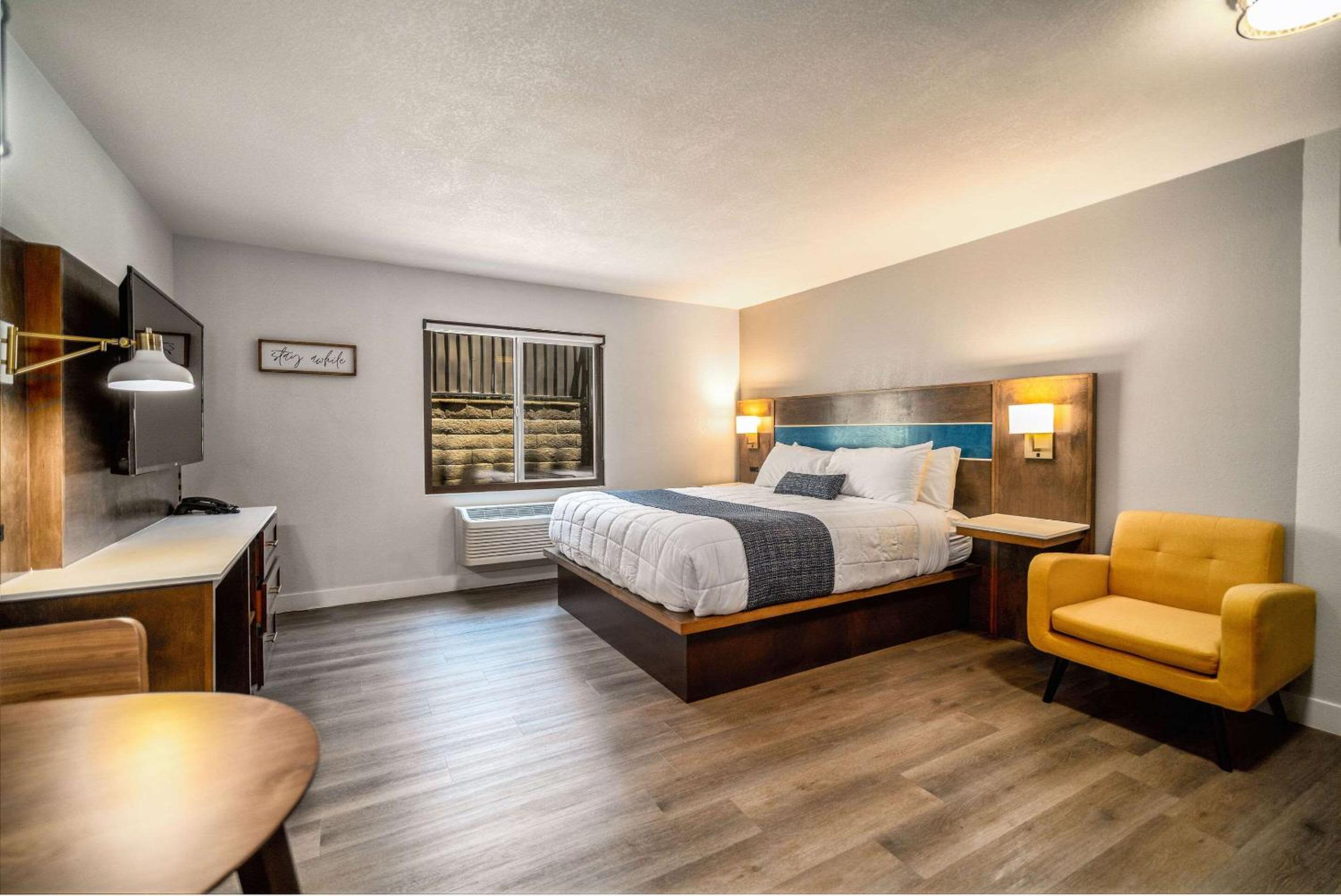 King Suite - Non Smoking/Interior Hall - Photo 4