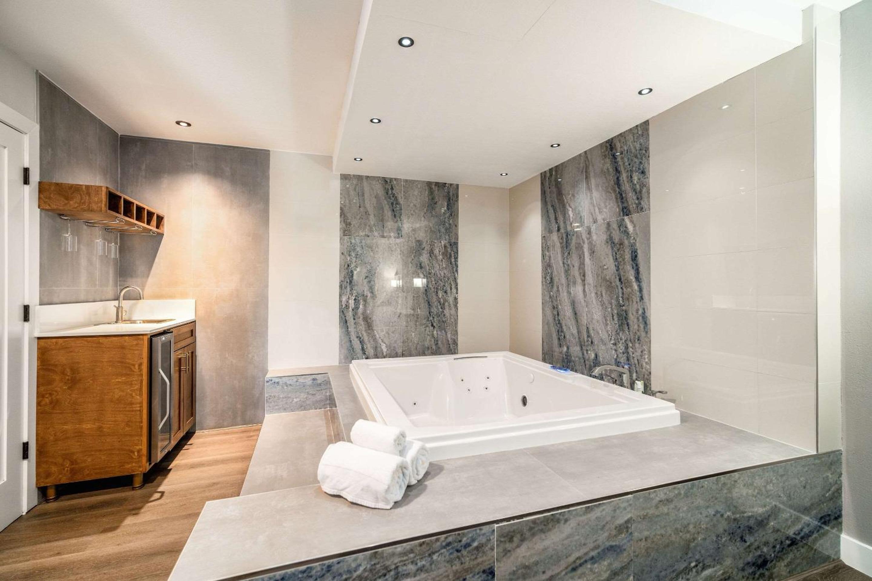 King Suite with Spa Bath photo 3