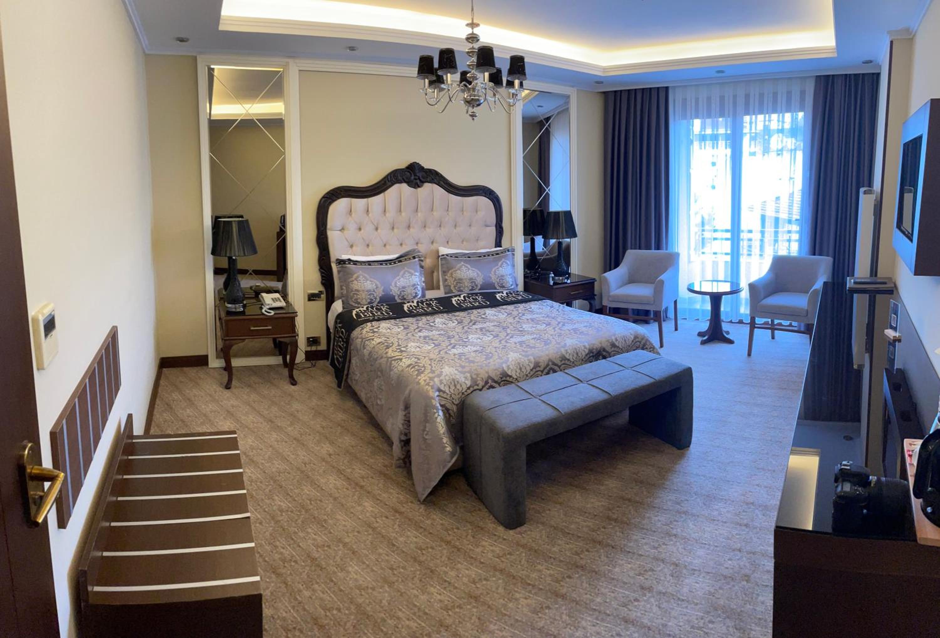 Queen Suite - Photo 1