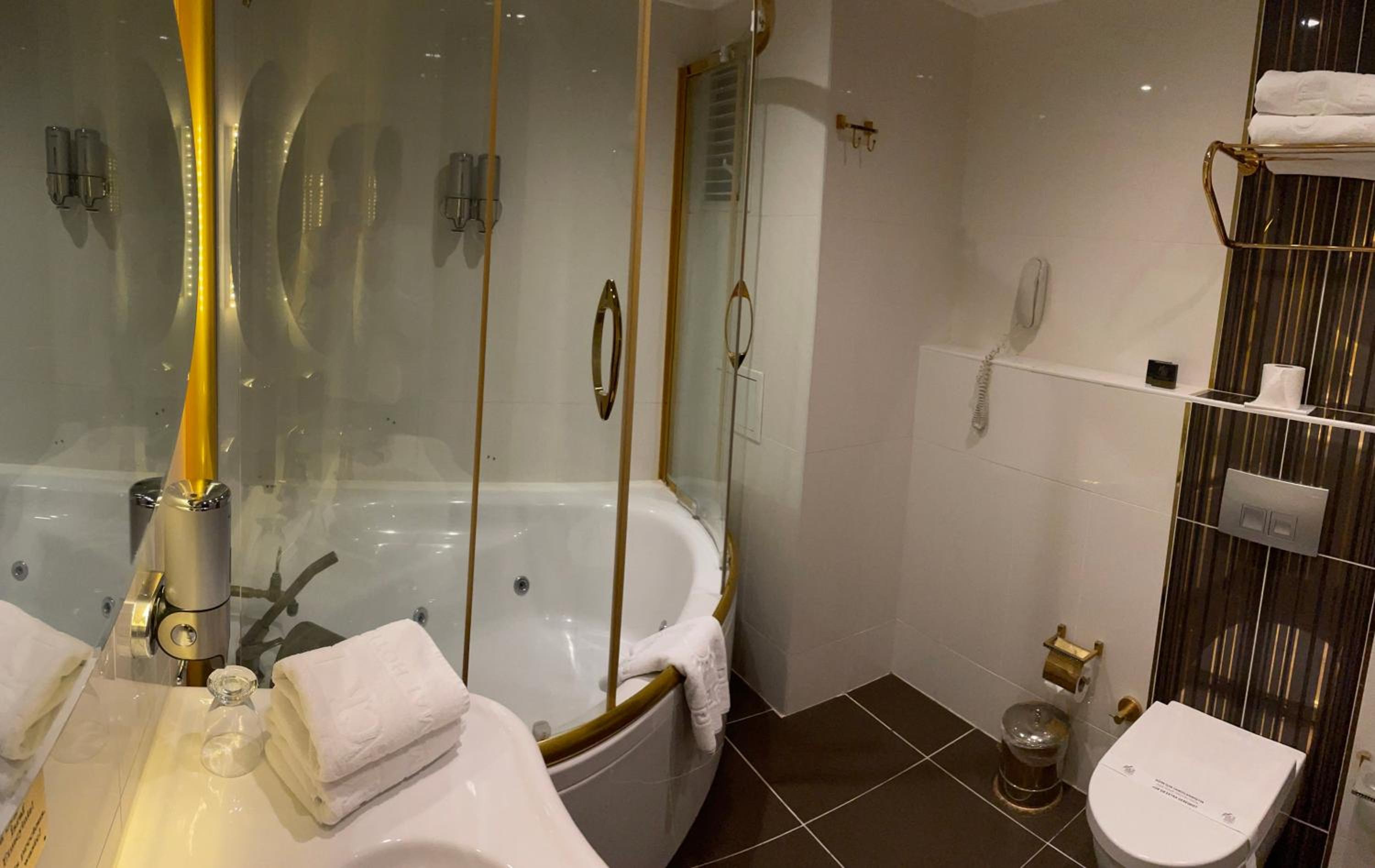Queen Suite - Photo 3