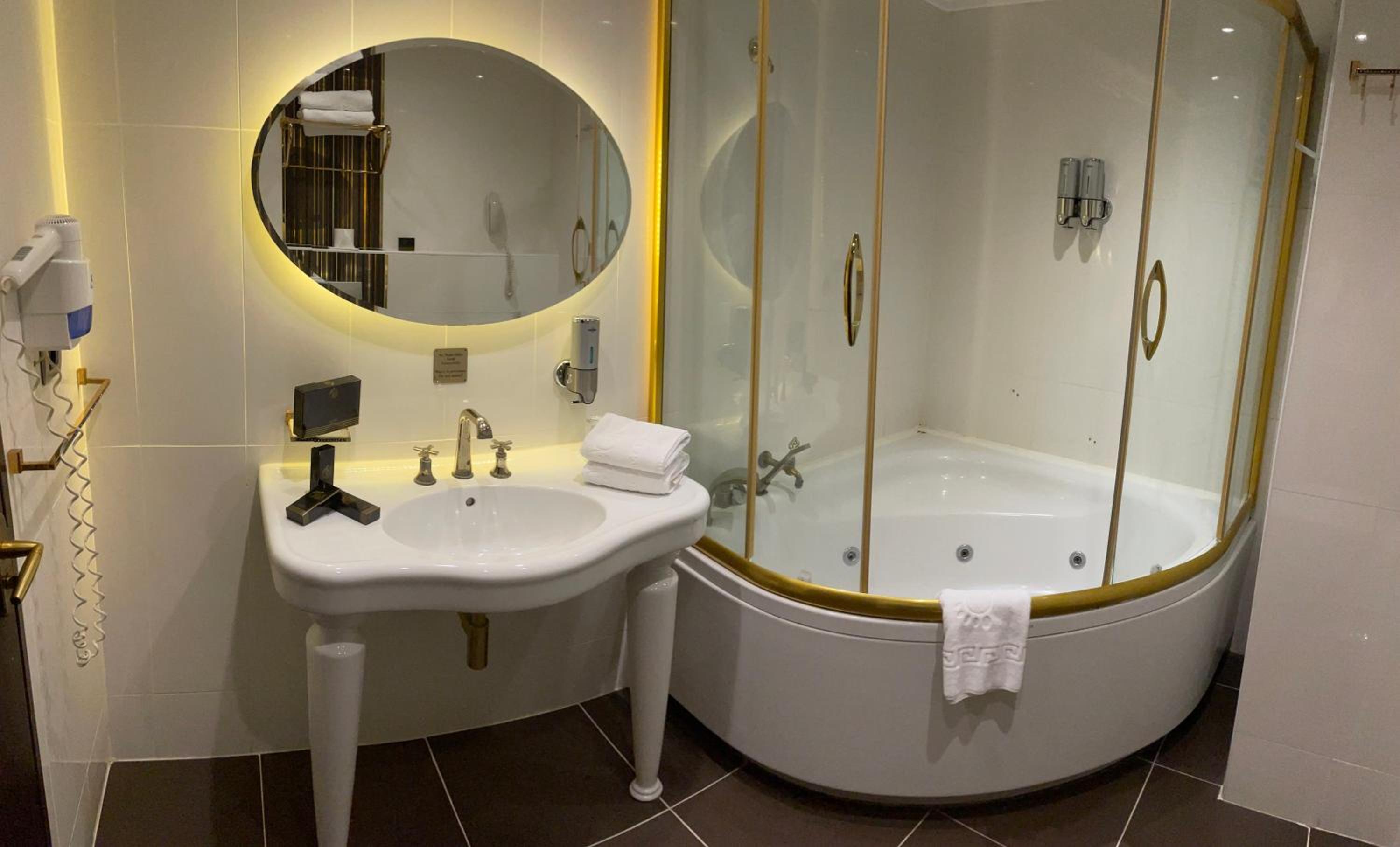 Queen Suite - Photo 5