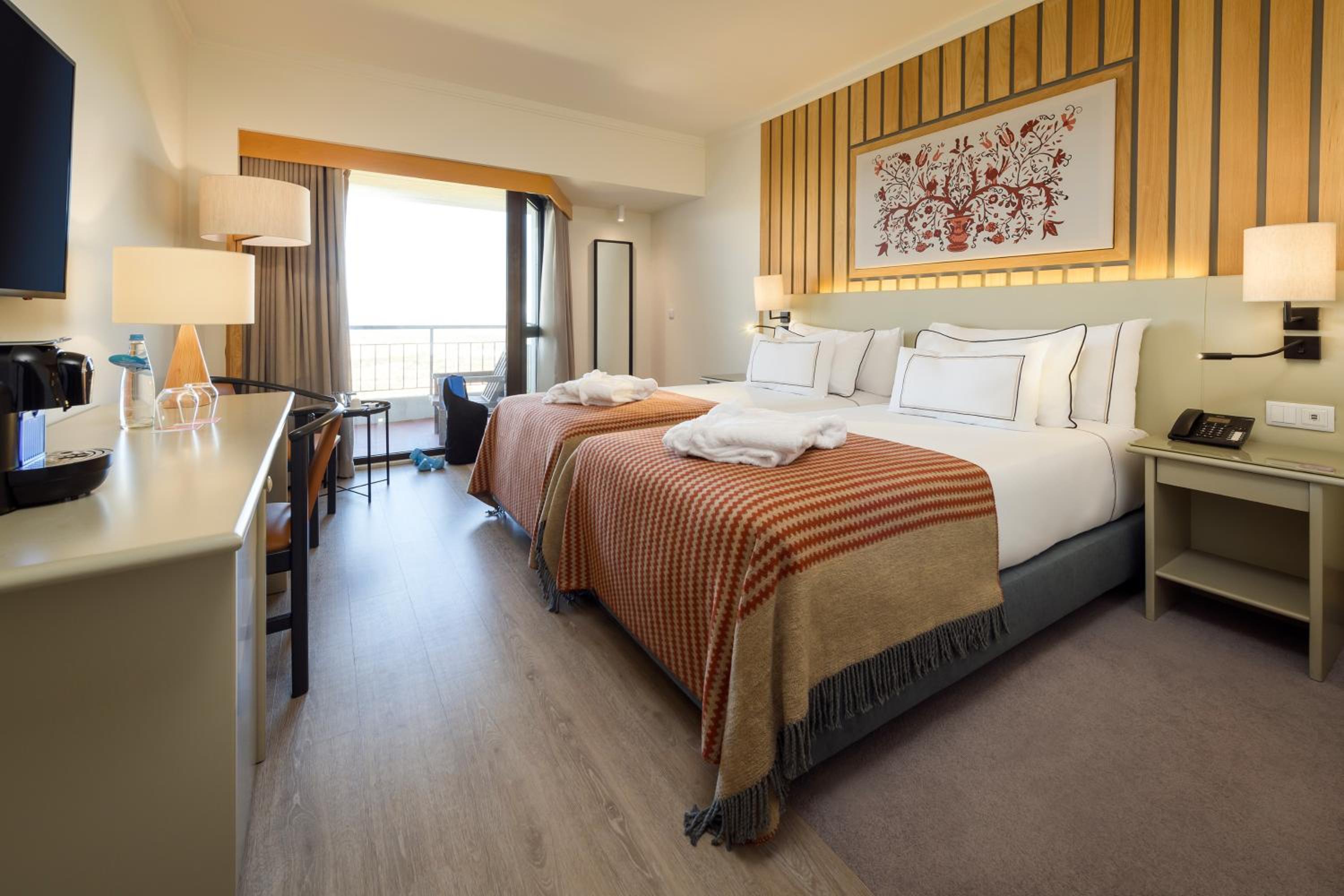 Premium Twin Room with City View photo 2