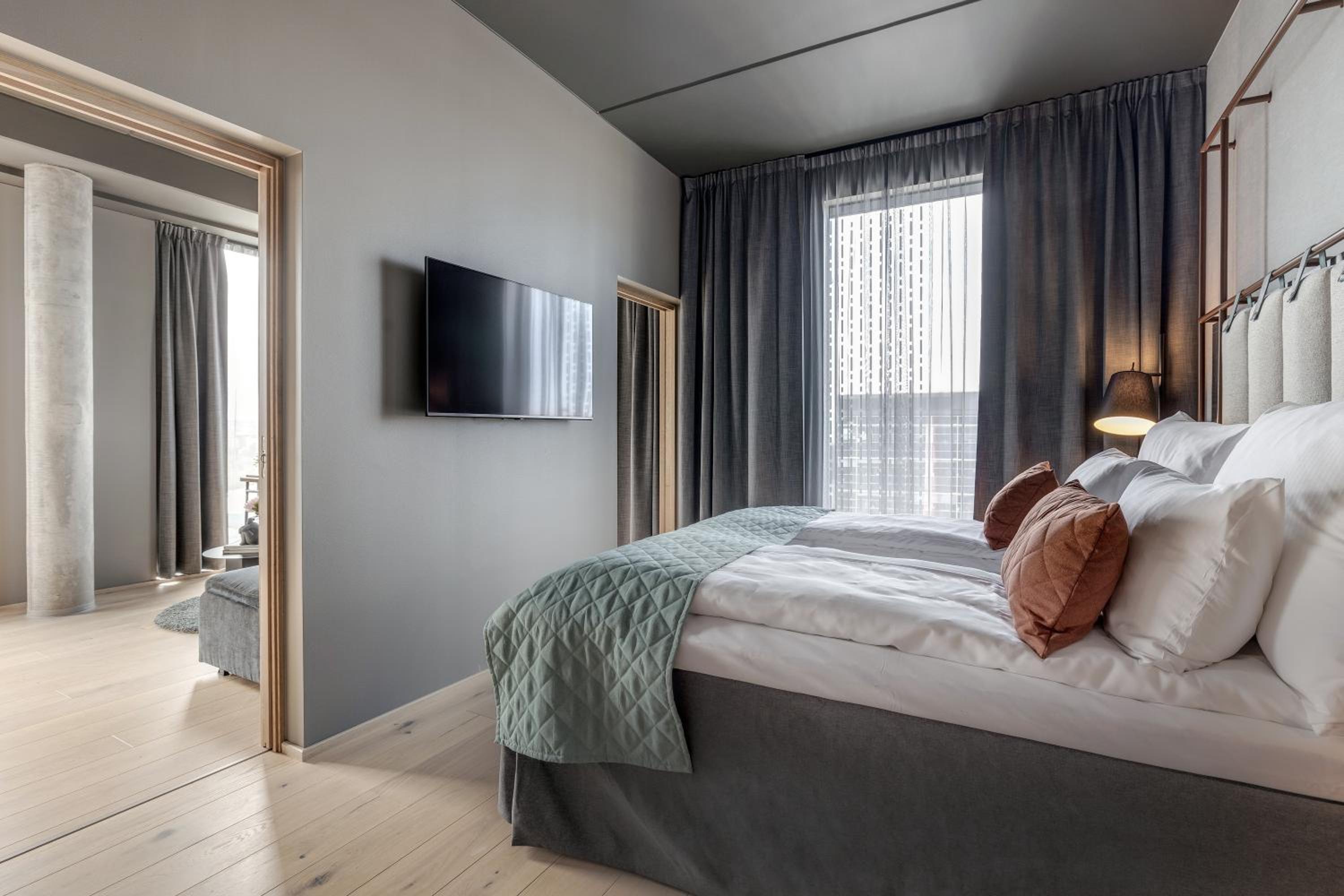 Suite - Photo 1