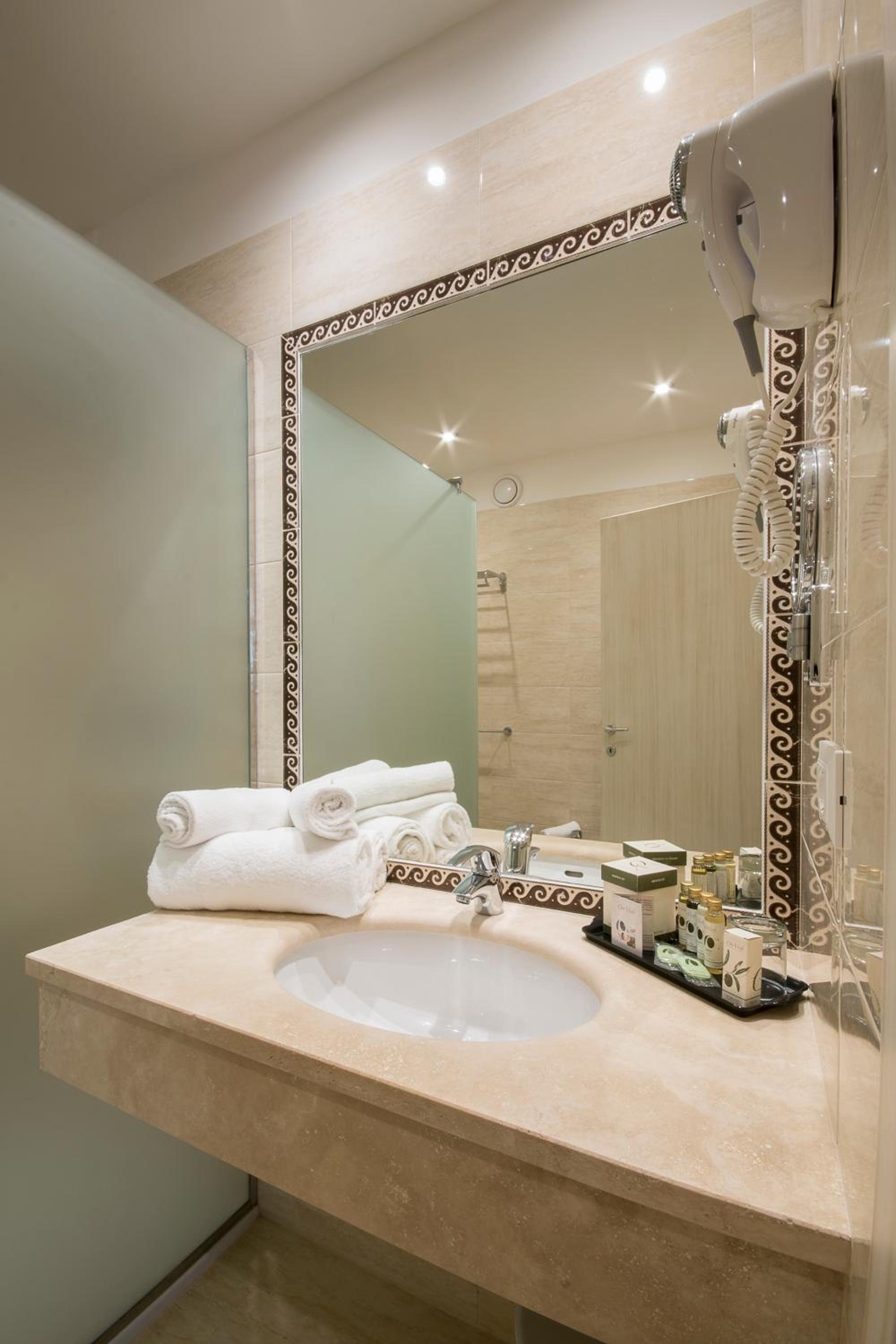Superior Double or Twin Room - Photo 6