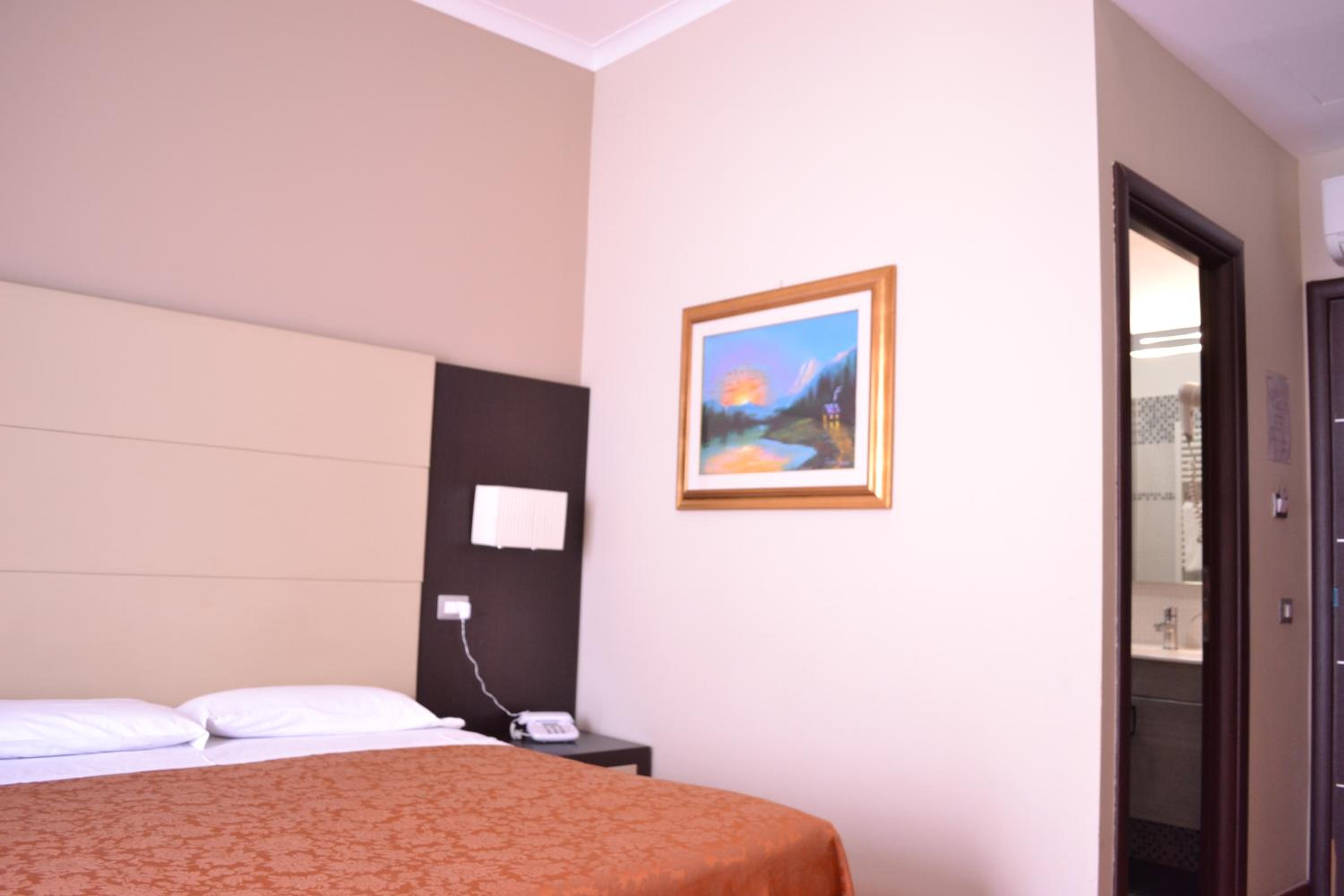 Available room thumbnail 5