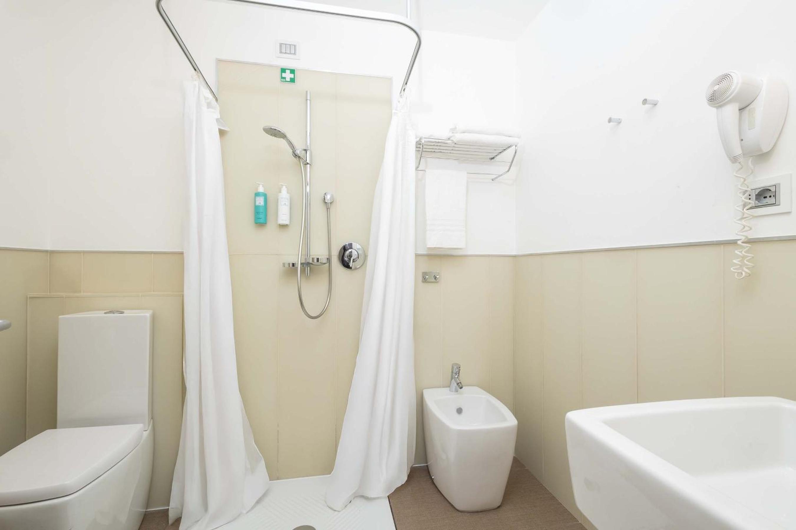 Standard Double Room - Photo 2