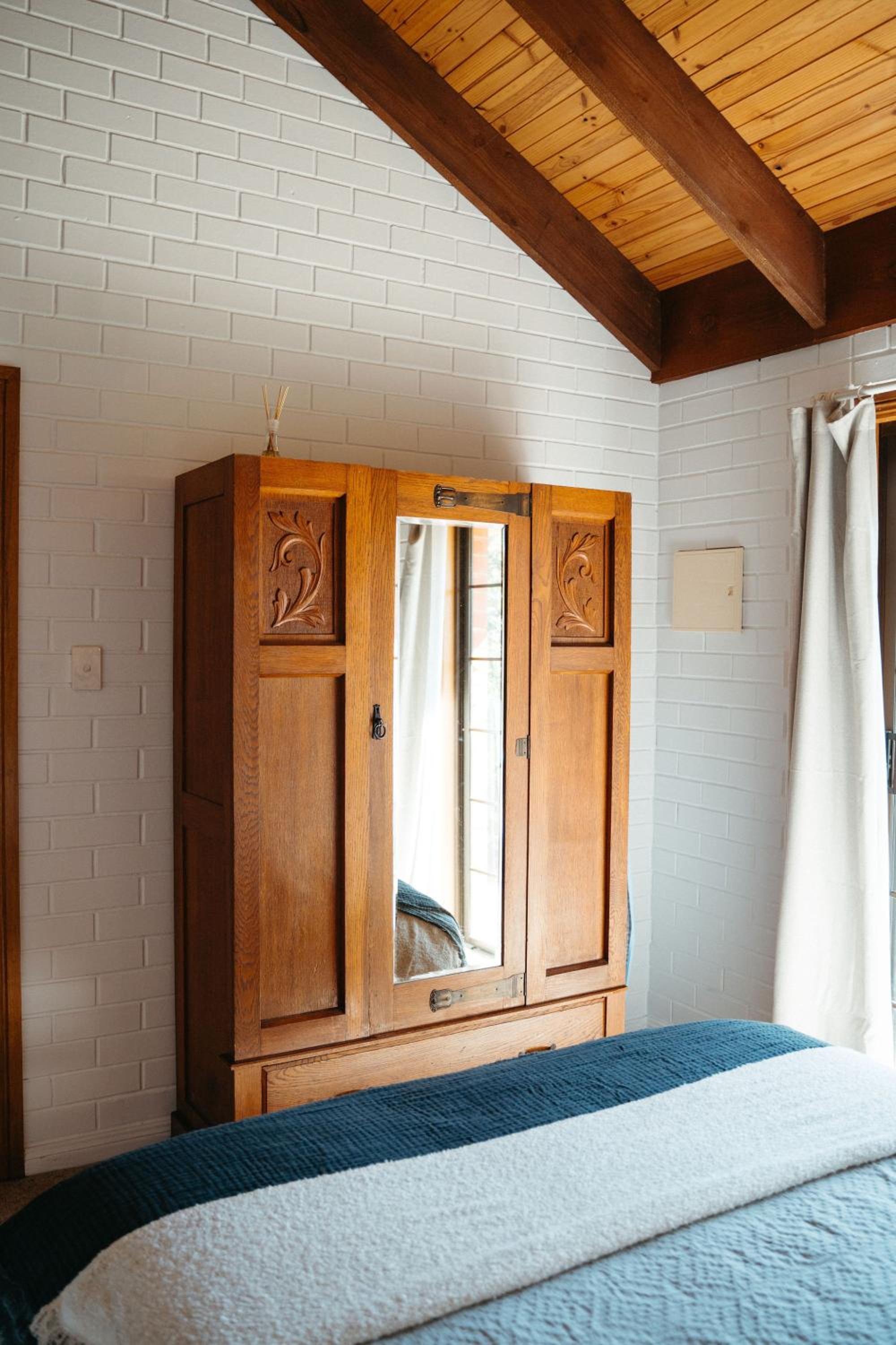 Deluxe Queen Cottage - Standish