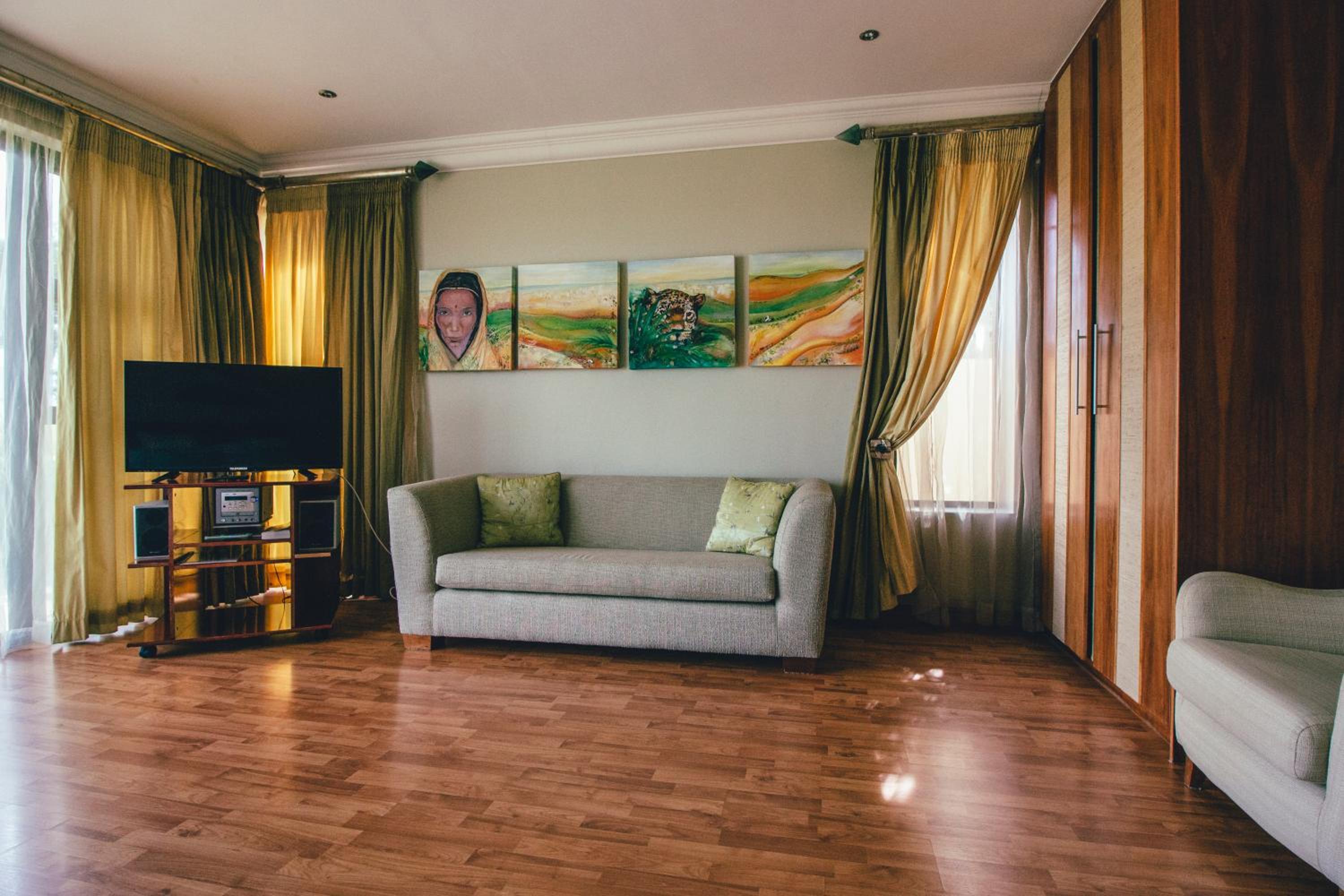 Executive Suite with Mountain View - Photo 18