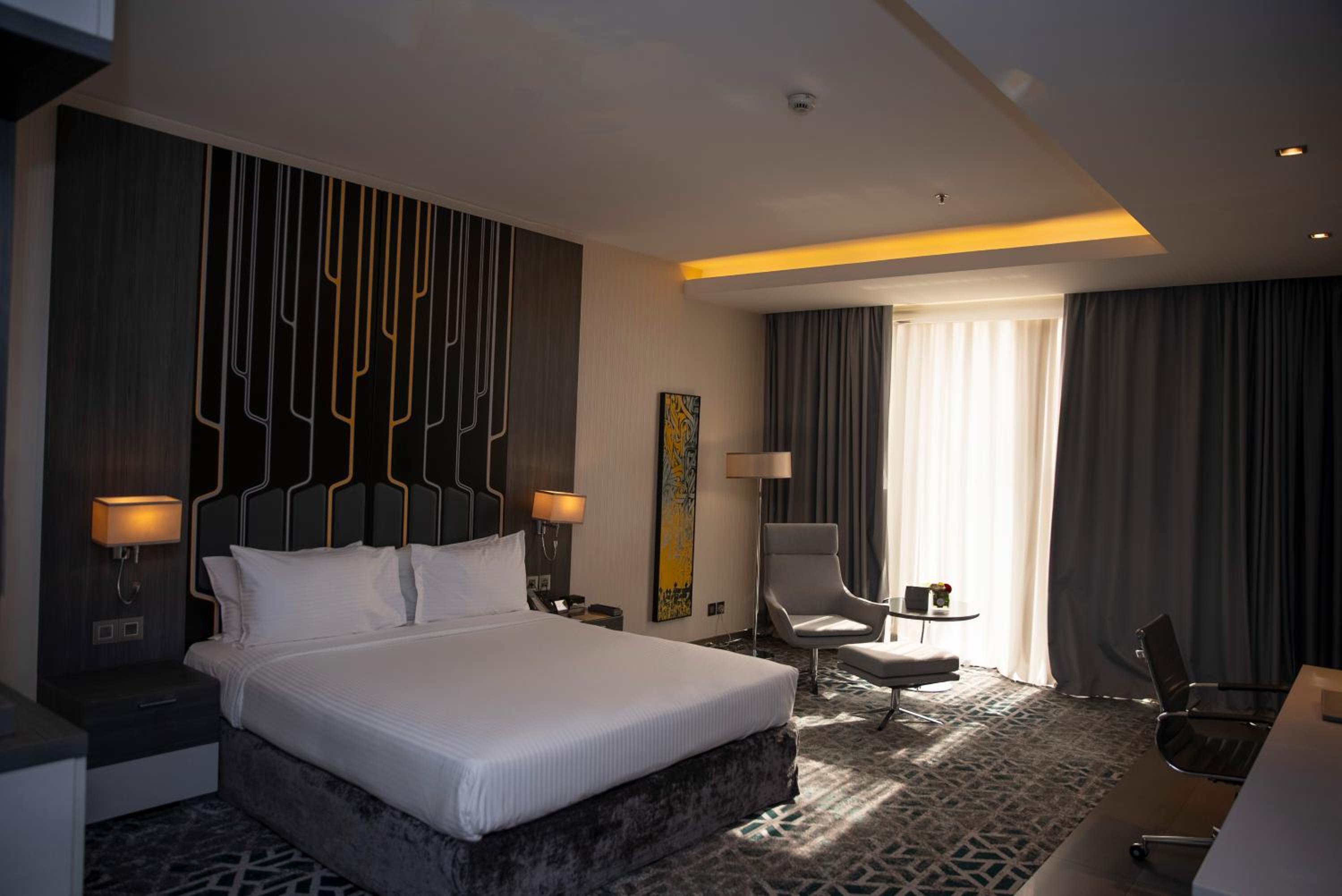 Standard King Room thumbnail 5