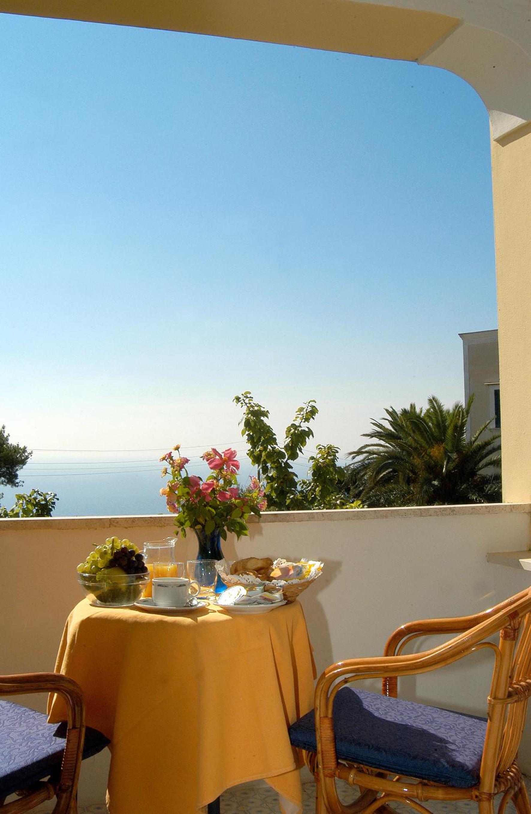 Superior Double Room with Balcony and Sea View photo 2