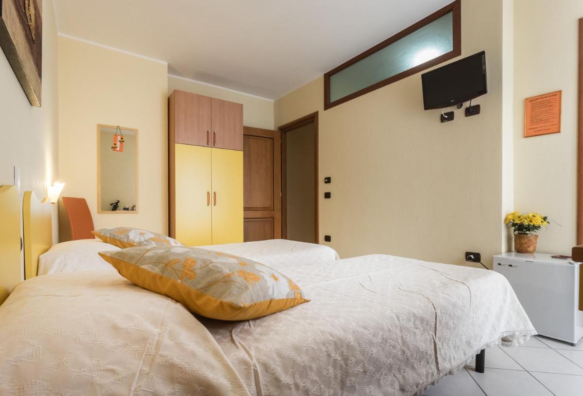 Twin Room with Private Bathroom photo 1
