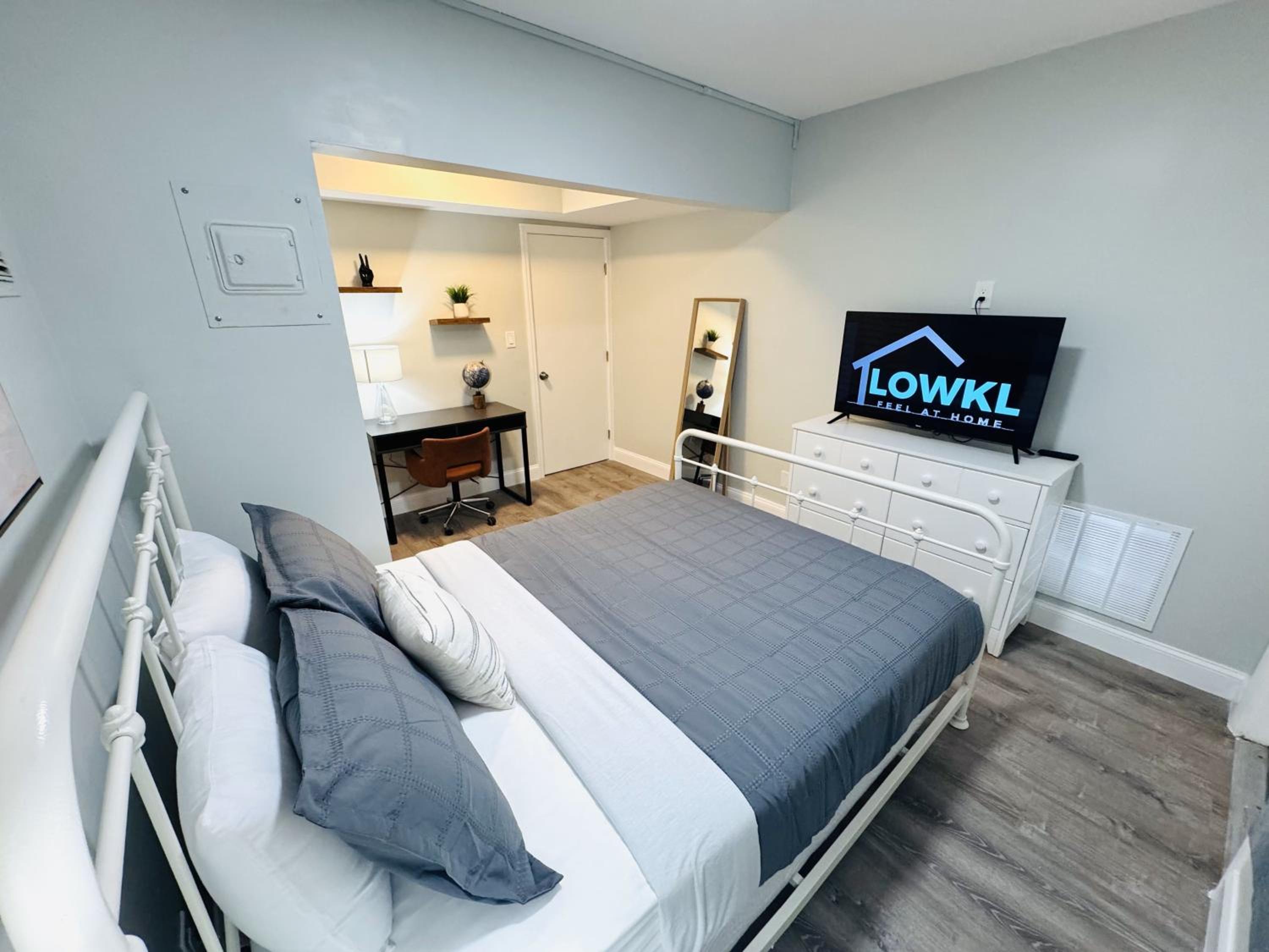 Three-Bedroom Superior Apartment - Photo 11