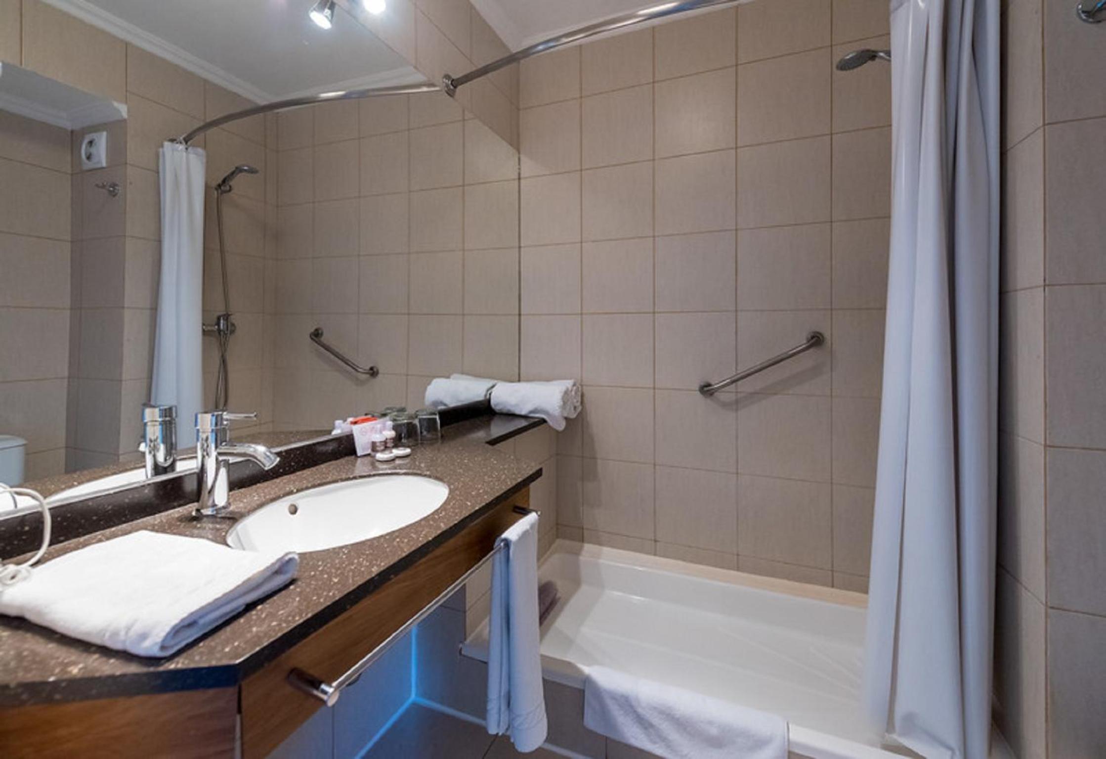 Standard Double or Twin Room - Photo 5