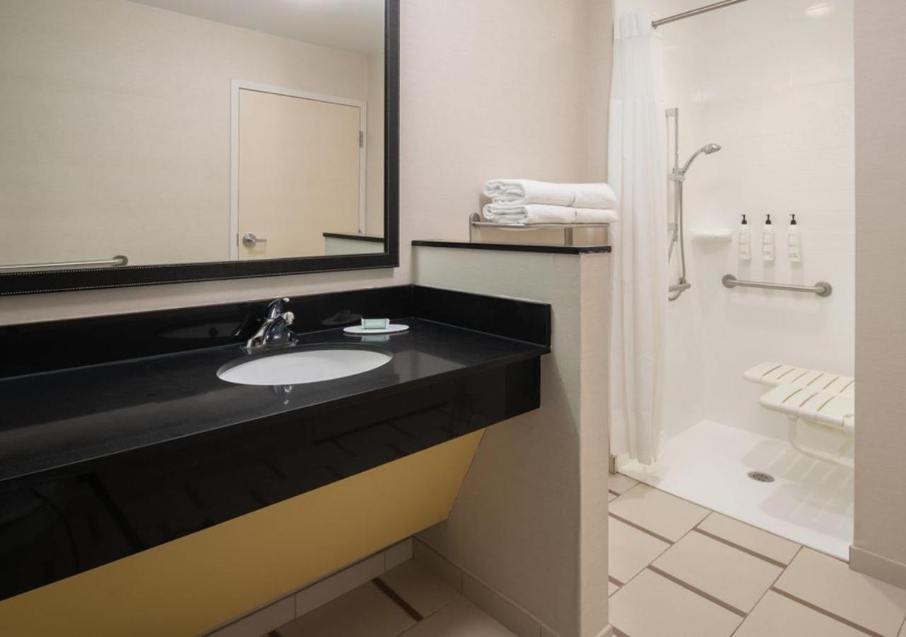 King Room - Mobility and Hearing Accessible with Roll-in Shower photo 3