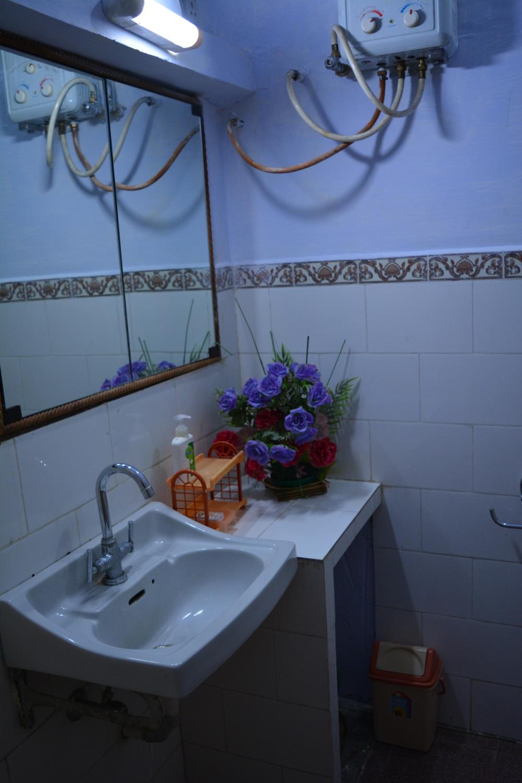Economy Double Room (Brown) - Photo 9