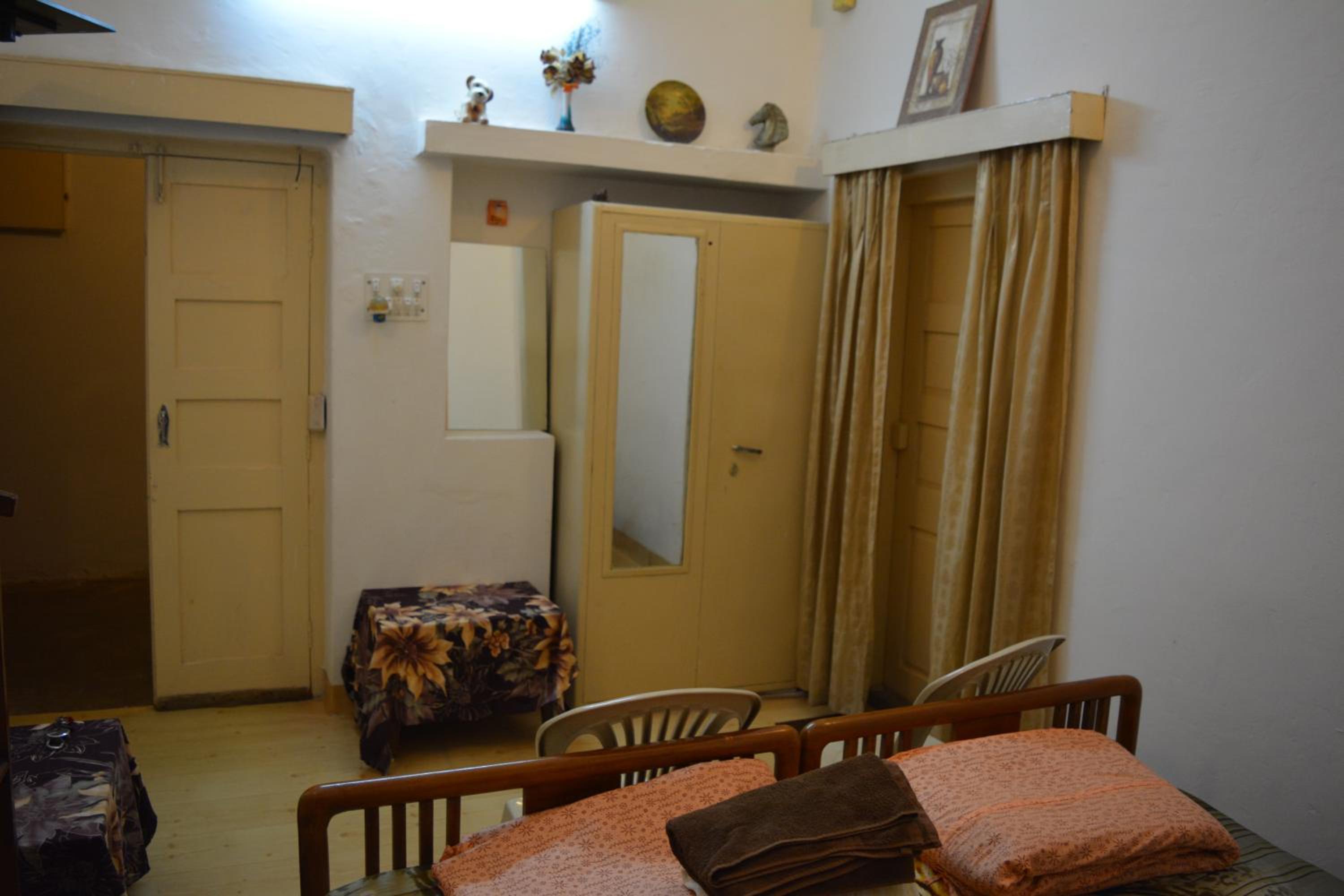Economy Double Room (Brown) - Photo 1